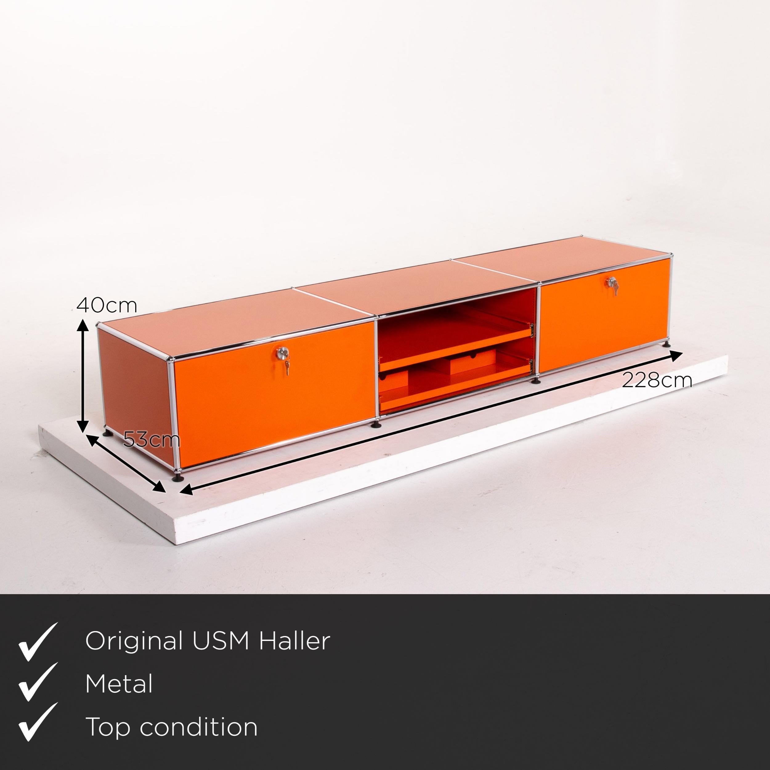 We present to you an Usm Haller metal sideboard orange office furniture shelf modular.

 

 Product measurements in centimeters:
 

Depth 53
Width 228
Height 40.





       