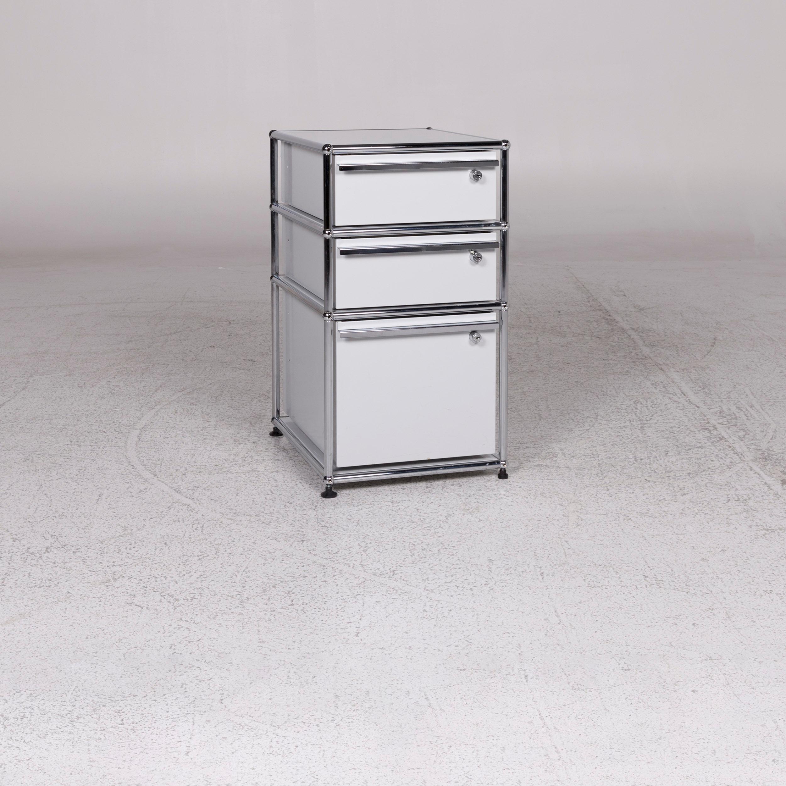 We bring to you an Usm Haller metal sideboard set light gray with three drawers chrome.
   
 
 Product measurements in centimeters:
 
 Depth 54
Width 43
Height 74.




   