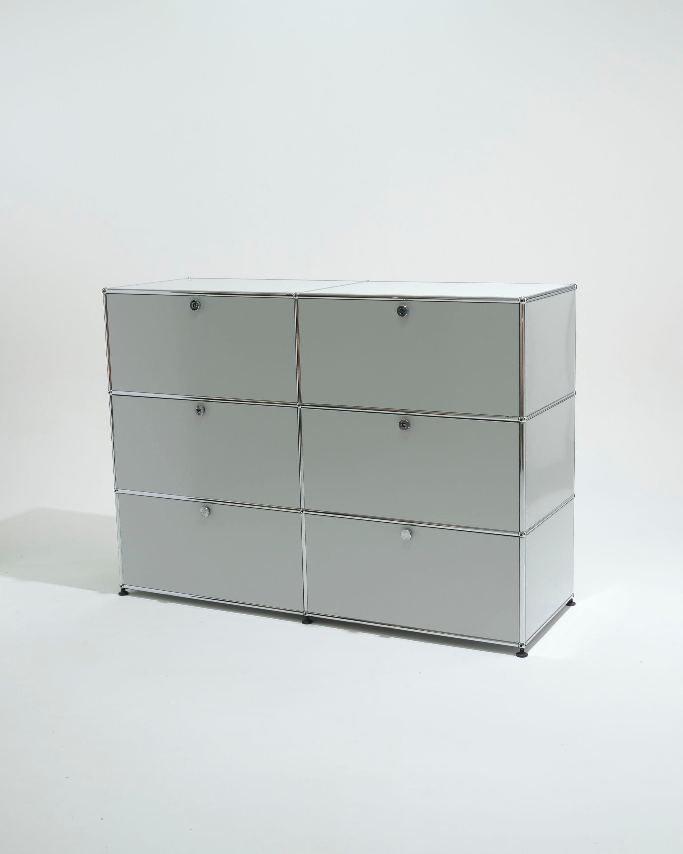 Mobile contenitore in metallo laccato grigio e cromo, edizione recente. Modello progettato dai designer svizzeri Fritz Haller e Paul Schärer per Usm Haller nel 1963.

Composto da 6 moduli con cassetti scorrevoli, poggia su una struttura tubolare in
