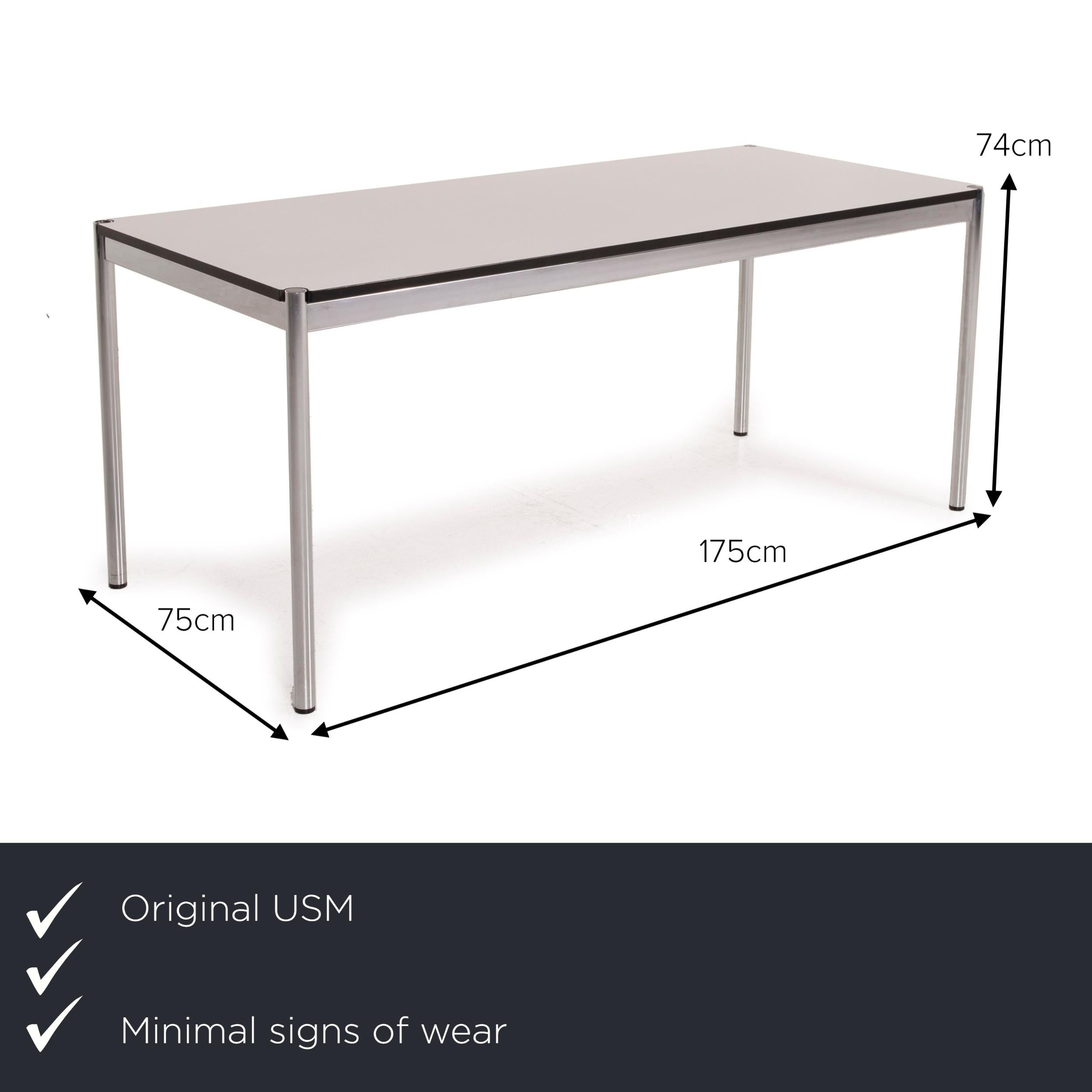 We present to you an USM Haller metal table white desk chrome.

Product measurements in centimeters:

Depth 75
Width 175
Height 74.







  