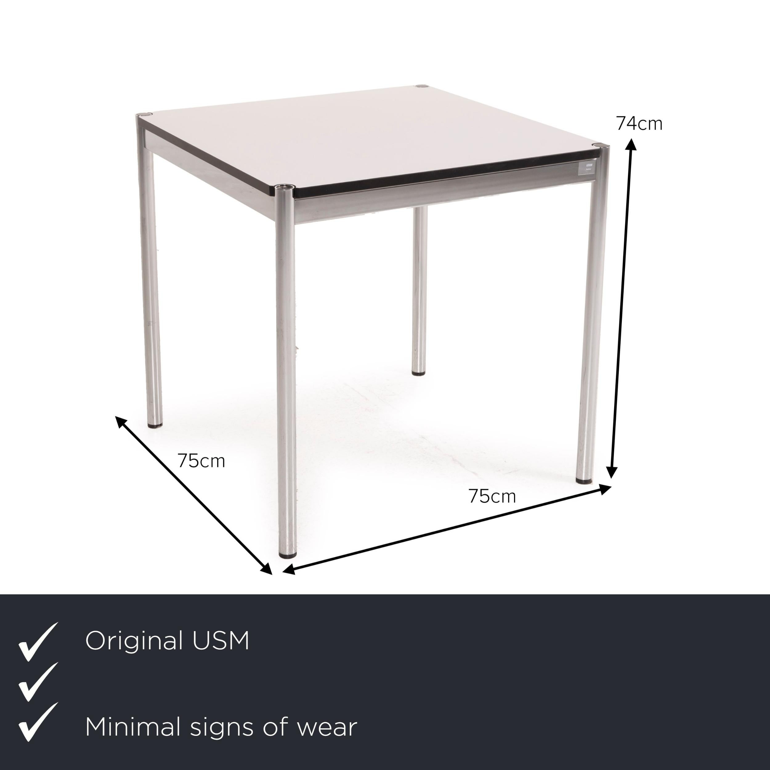 We present to you an USM Haller metal table white desk chrome.


 Product measurements in centimeters:
 

Depth: 75
Width: 75
 Height: 74.





  