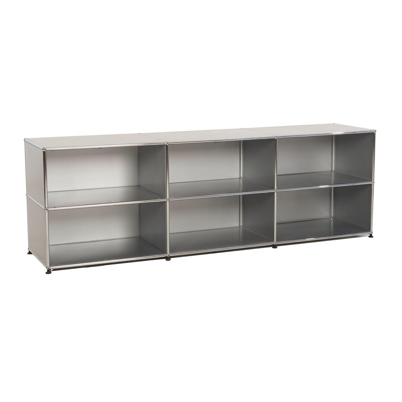 Sistema di archiviazione aperto Usm Haller - Pannelli d'argento, anni '60, Svizzera
Elegante e versatile sistema di archiviazione aperto progettato da Fritz Haller per USM, Svizzera, circa 1960. Grazie ai pannelli argentati e al design modulare, è