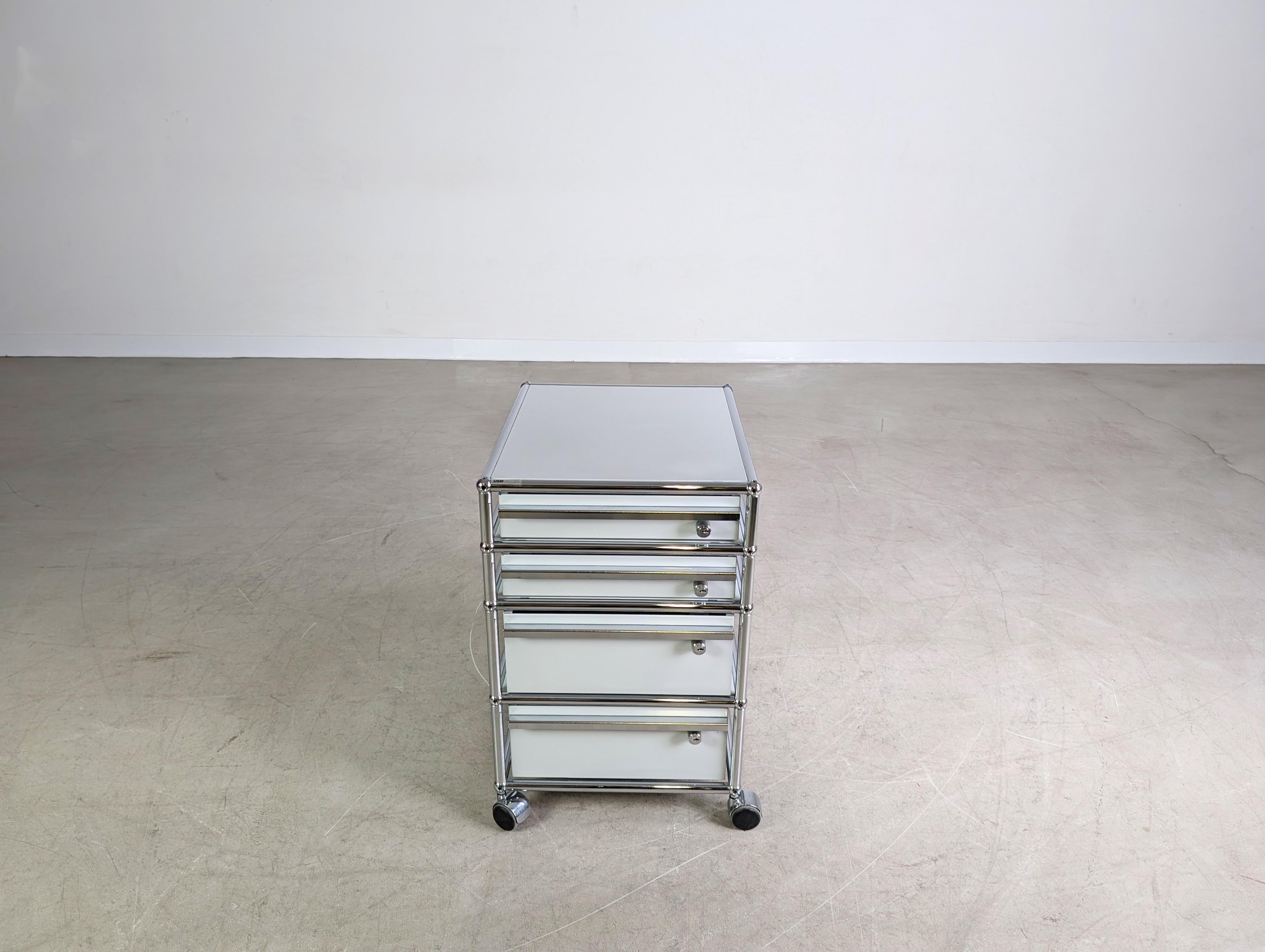 Wir bieten einen wunderschönen USM Haller Rollcontainer in weiß zum Verkauf an. Der Büroschrank lässt sich ideal unter dem Schreibtisch positionieren und bietet dank praktischer Einlagen/ Vorrichtungen Halt für verschiedenste Objekte.

Der Neupreis