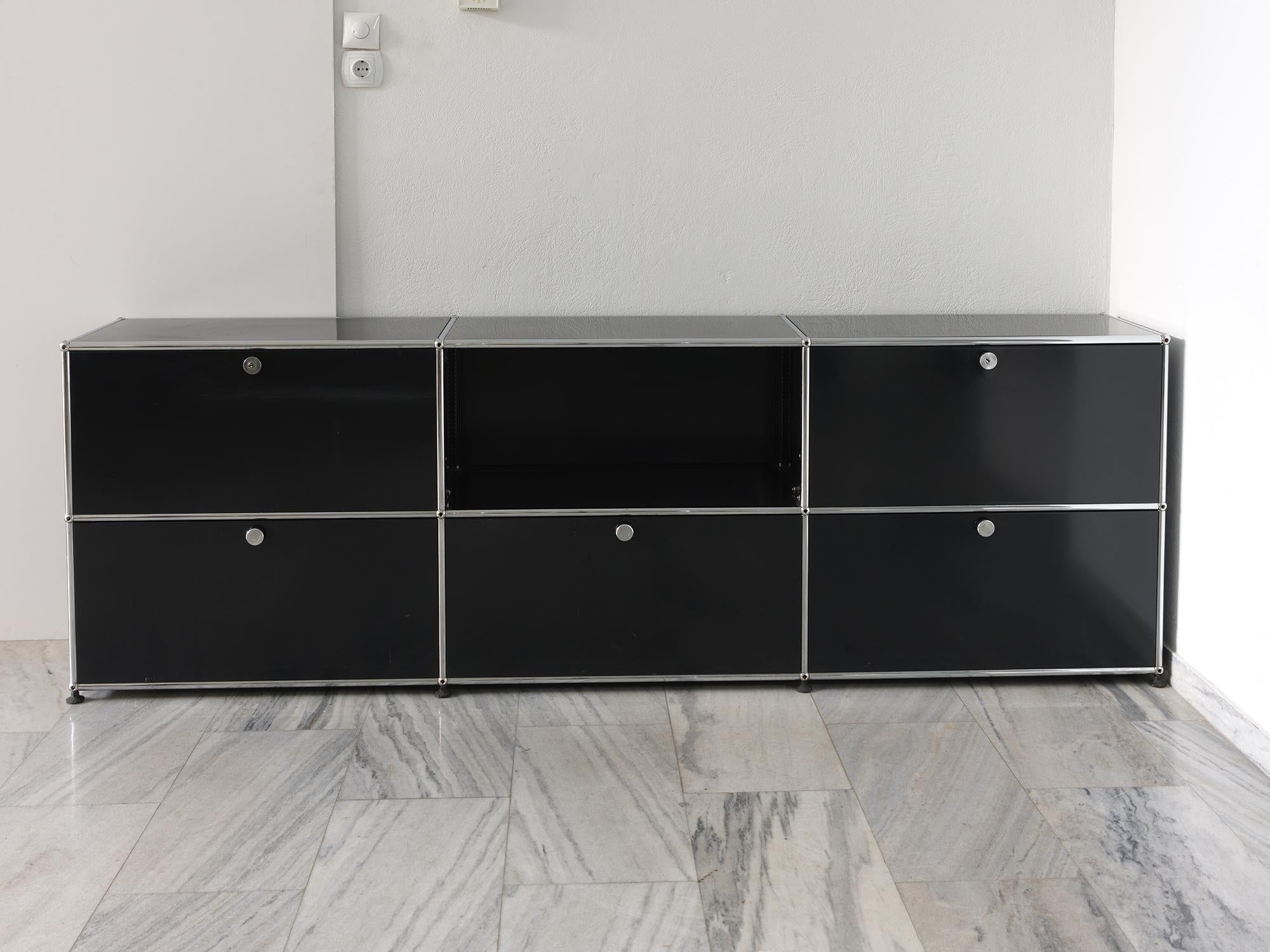 Usm Haller sideboard.
USM takes its initials in 1885 from its founder, Ulrich Schärer, and Münsingen, the Swiss village where he was born.
Once the new USM factory was opened, Paul Schärer Jr. and Fritz Haller developed the USM Haller fitting