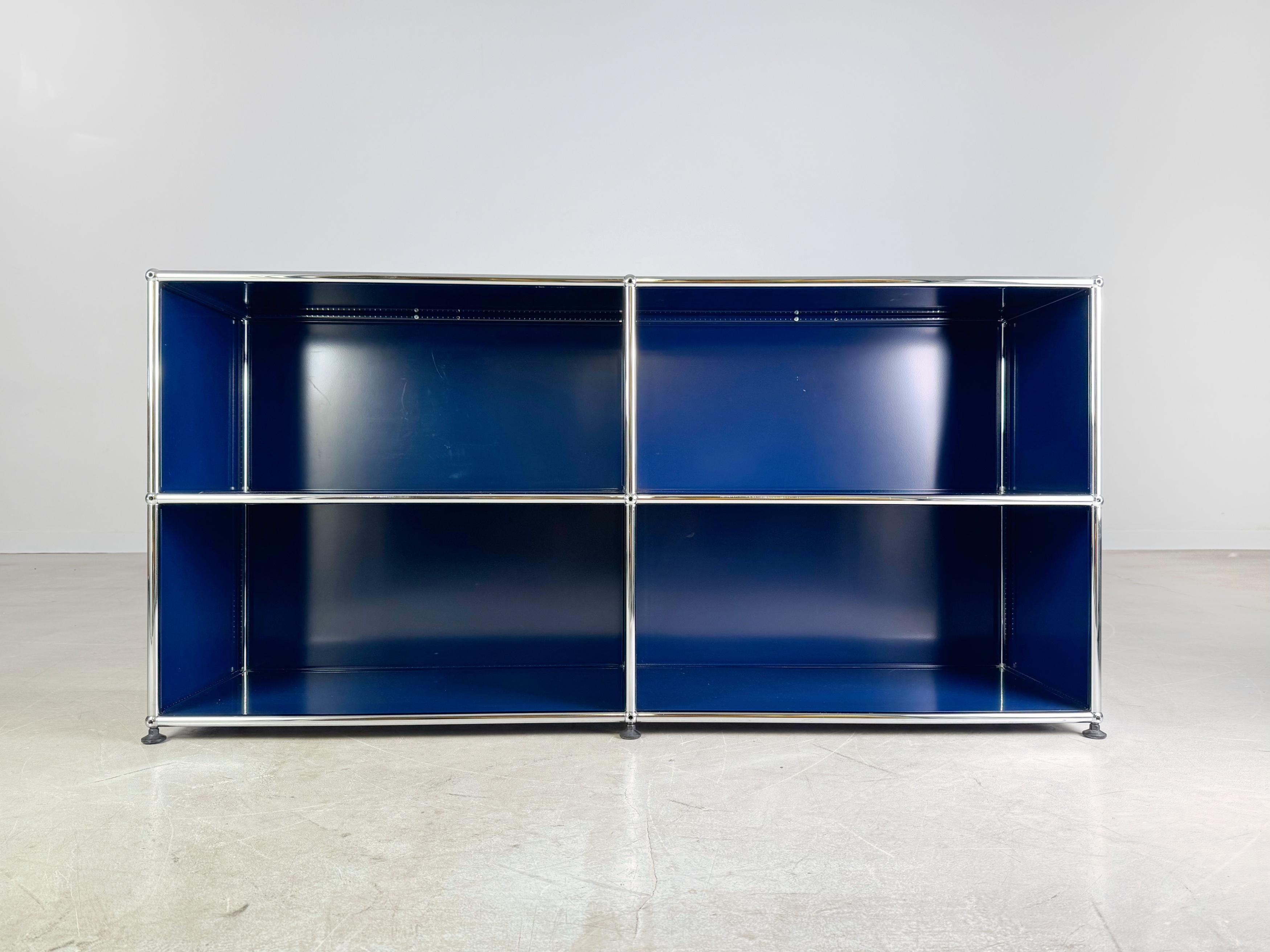 Wir bieten ein wunderschönes 2x2 USM Haller Sideboard in navyblau zum Verkauf an. Este mueble ofertado consta de cuatro habitaciones geriátricas y es ideal como habitación de invitados o de trabajo. Auf einigen Fotos wirkt die Farbe heller, als sie