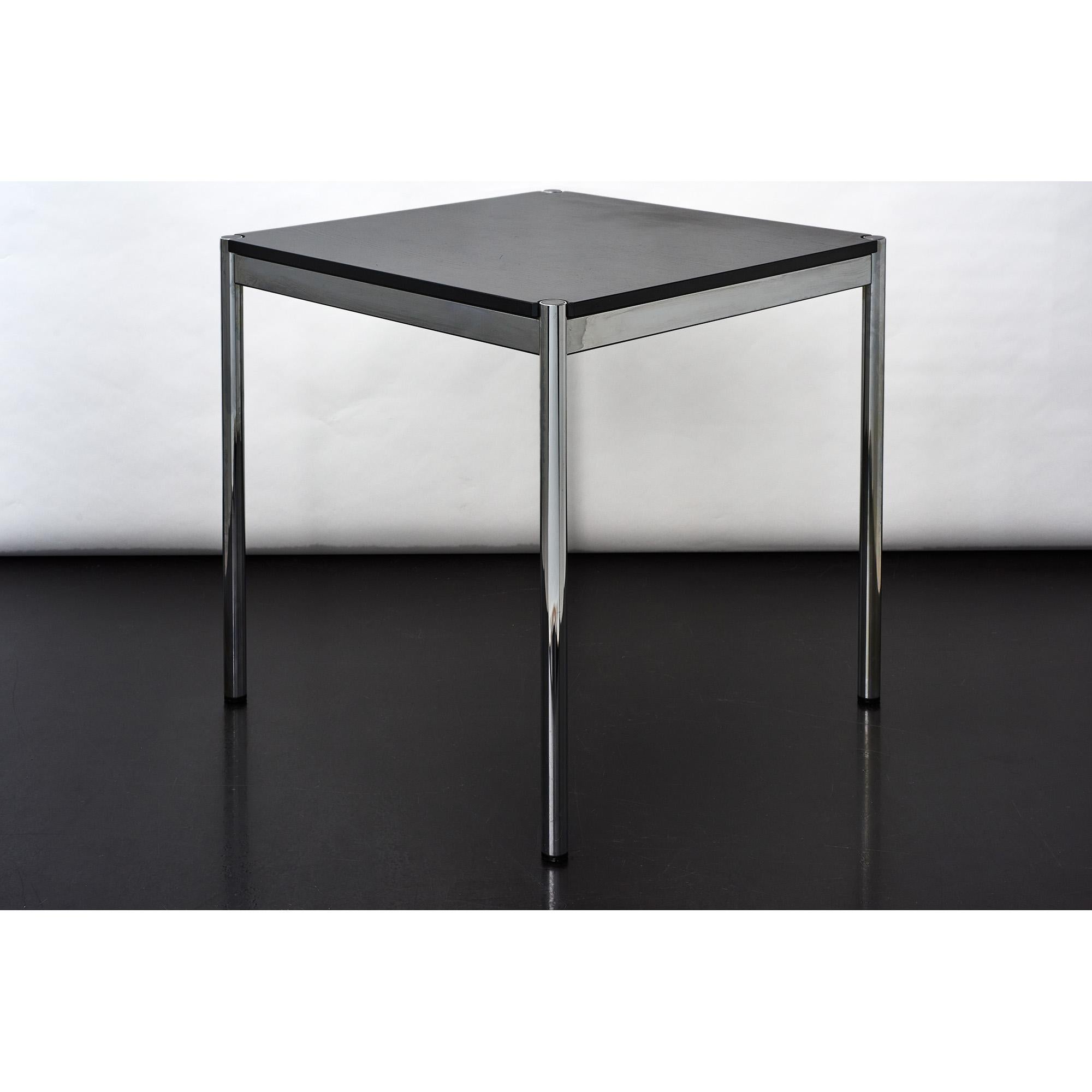 he USM Haller square table by Fritz Haller and Paul Schärer is ideal for residential and business spaces. Whether as a desk solution in your home or office, the USM table impresses with its high degree of qualitiy and minimalism.
Very good condition!