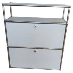 USM Haller Aufbewahrungsschrank in Reinweiß mit 2 Klapptüren und offenem Regal