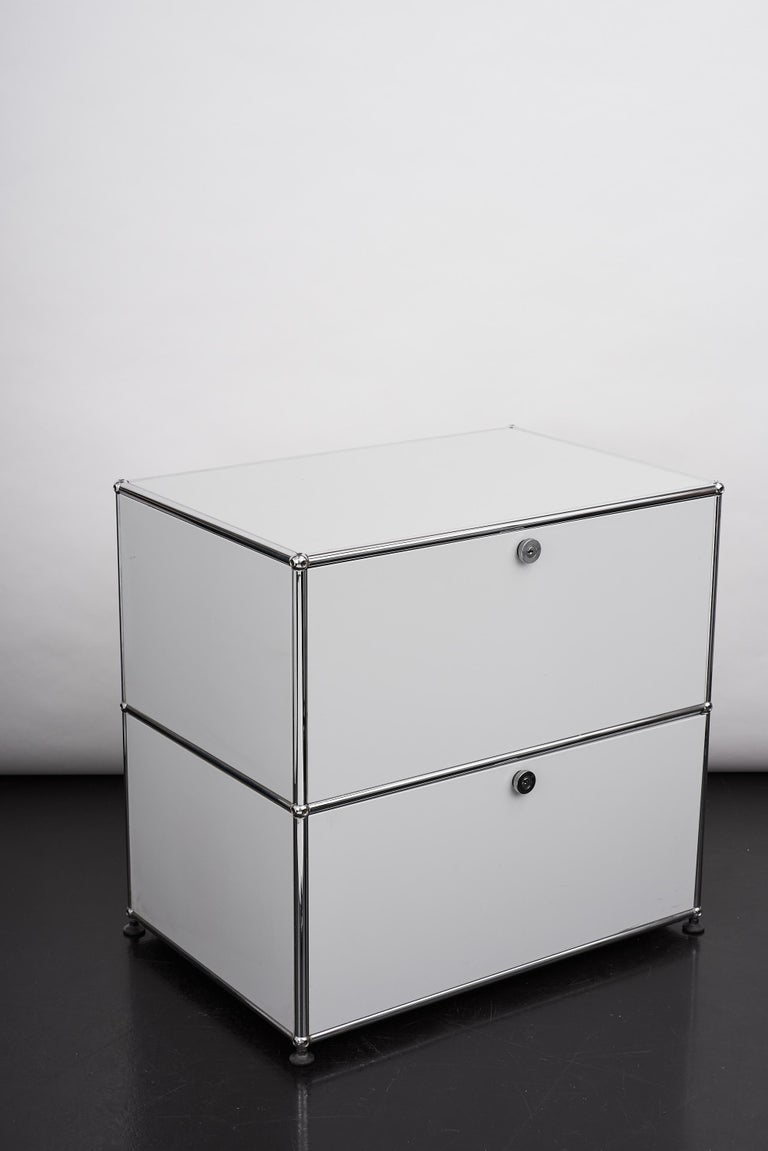 The USM Haller storage unit with 2 drawers by Fritz Haller and Paul Schärer is ideal for residential and business spaces. Whether as a storage solution in the hallway or in the living room or home office, the USM unit impresses with its high degree