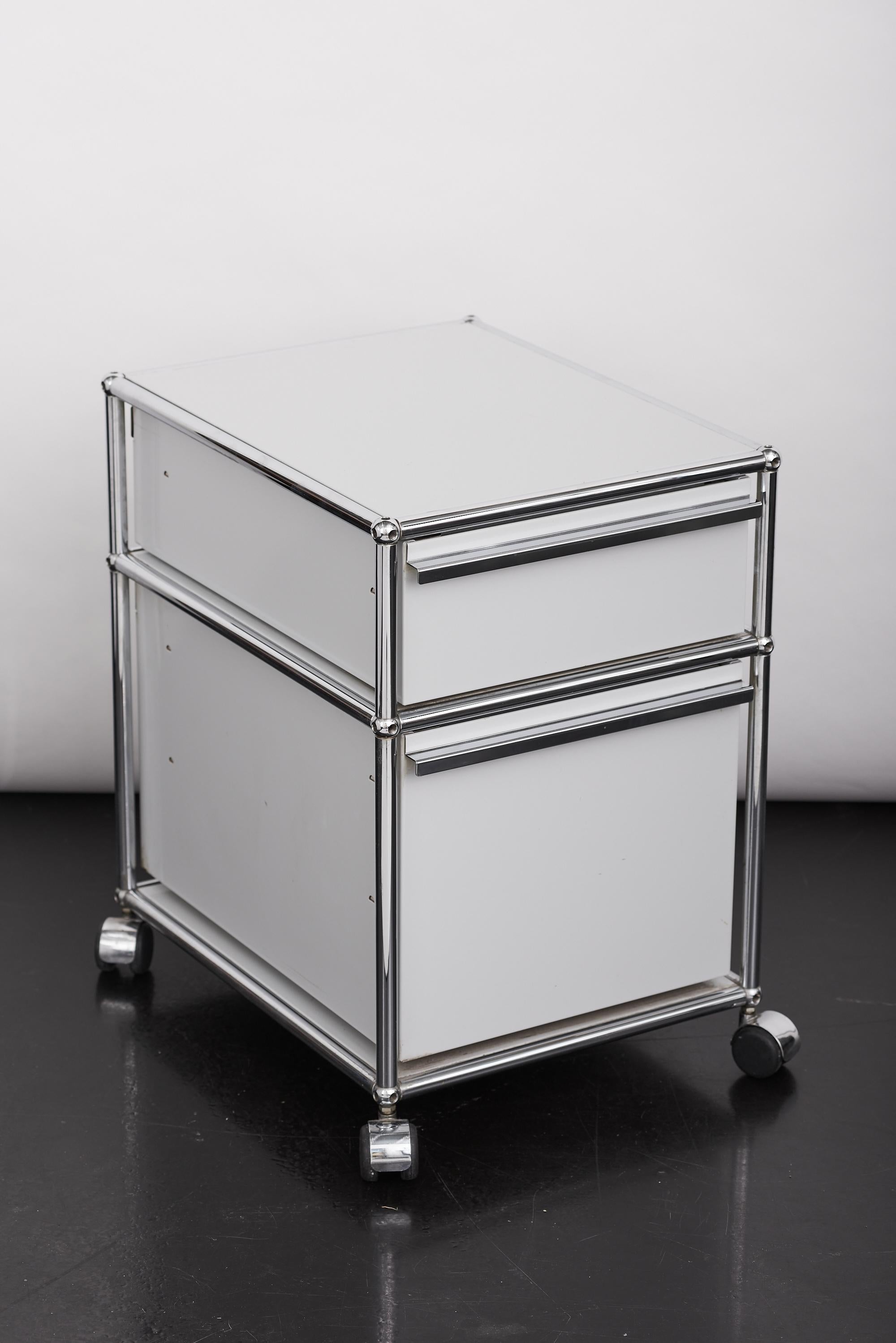 The USM Haller storage unit with 2 drawers and wheels by Fritz Haller and Paul Schärer is ideal for residential and business spaces. Whether as a storage solution in the hallway or in the living room or home office, the USM unit impresses with its