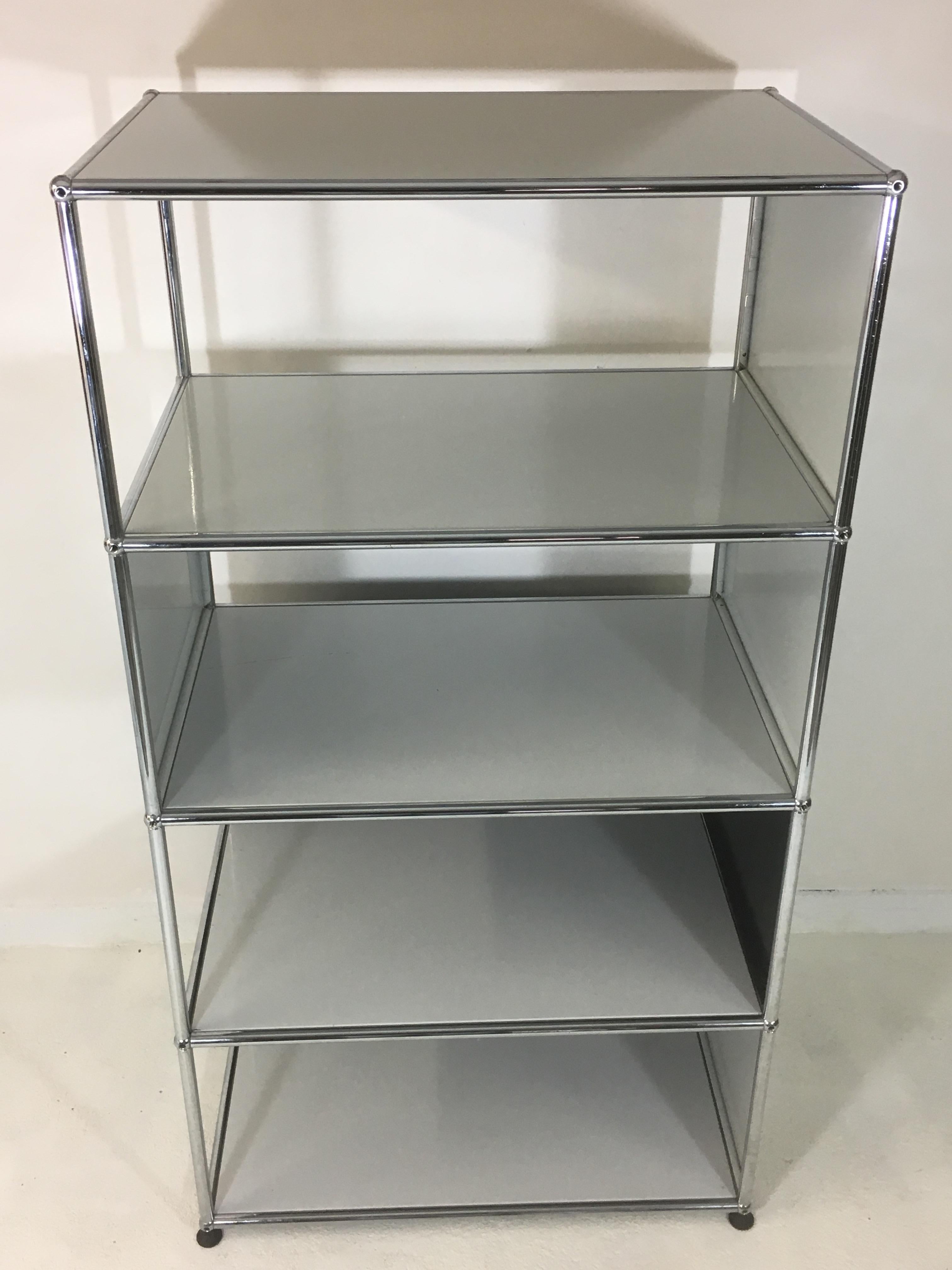 Laccato Contenitore Usm Haller Bianco, Grigio e Acciaio Inox Disegnato da Fritz Haller in vendita