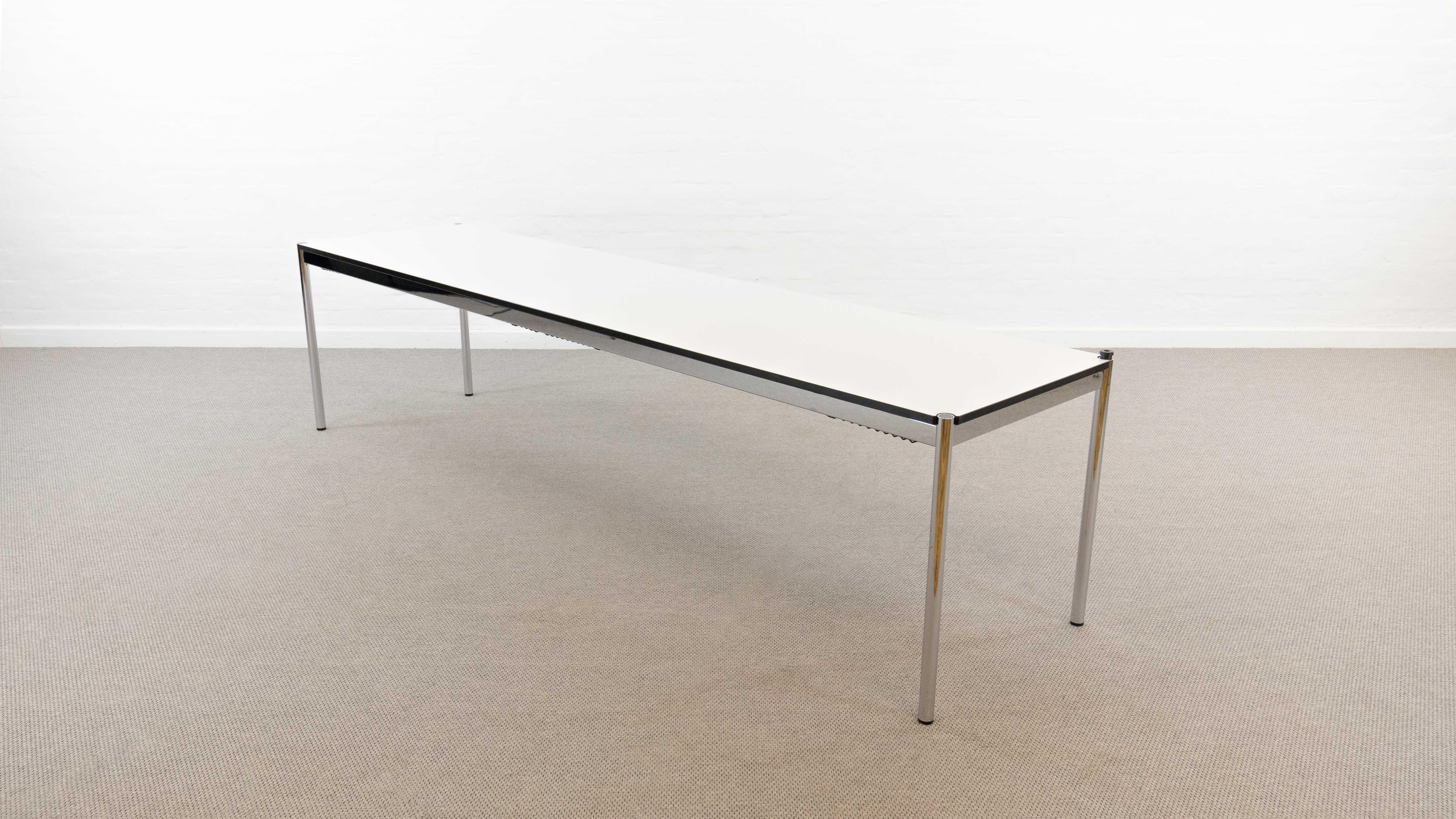 Métal Table - Bureau - Table de conférence USM Haller de Fritz Haller, 300 cm x75 cm, blanc