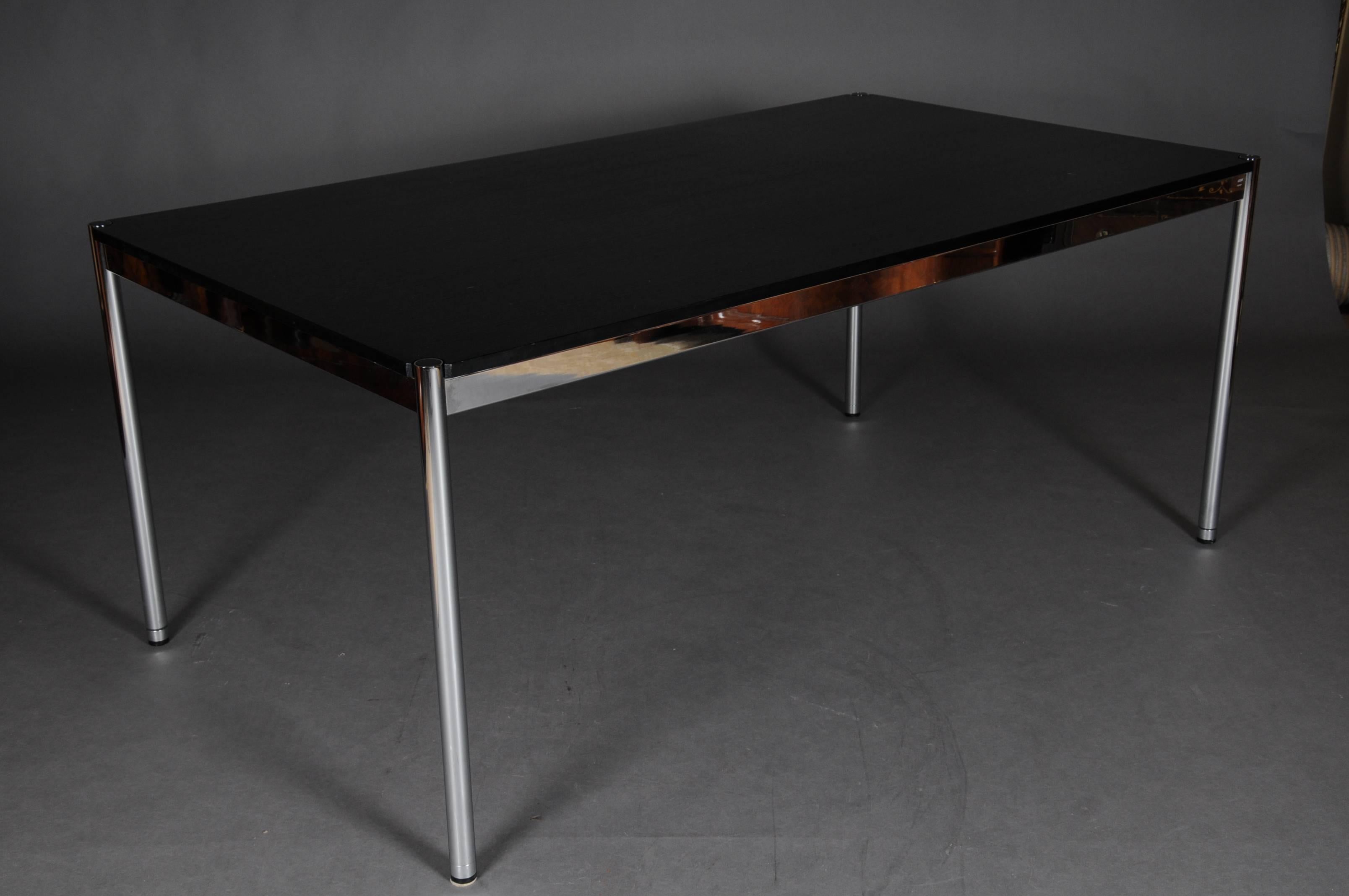 The supporting frame elements are made of precision steel tubes, and the frames are connected by means of a die-cast part which simultaneously serves to secure the table legs. The table tops have a remarkable thickness of 19 mm and edges are set.