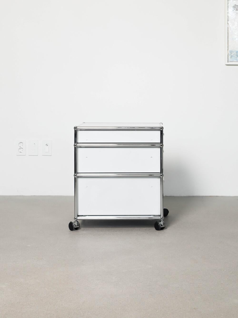 USM - Modern 3 Drawer Pedestal Filing Cabinet (white)  In Good Condition In Princeton Junction, NJ