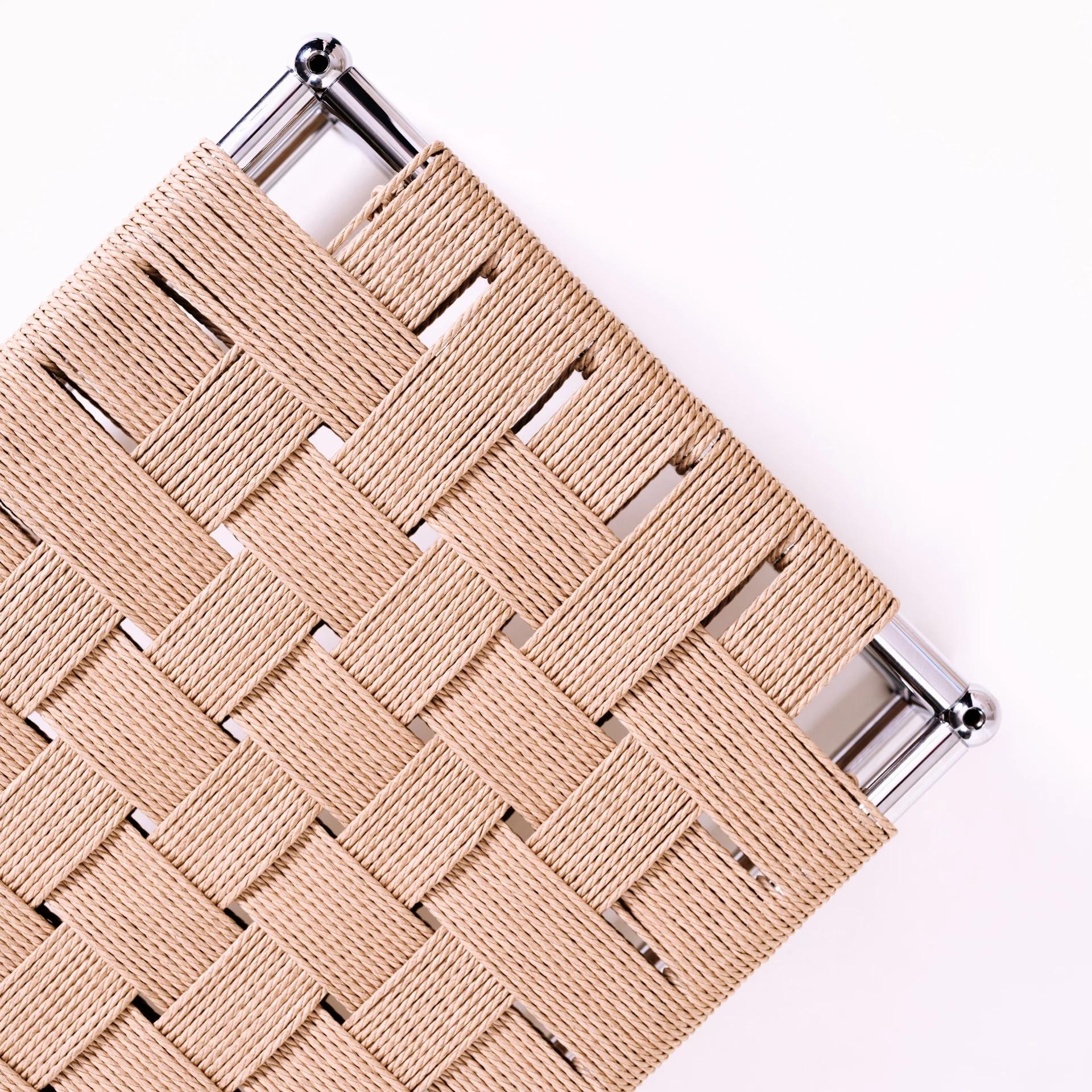 Exclusivités
Plateau haut WS
Collection S'est tissé
Fruit d'une collaboration avec le designer industriel new-yorkais Henry Julier, Woven Structures est une collection d'objets qui intègre pour la première fois de la corde à papier danoise dans le