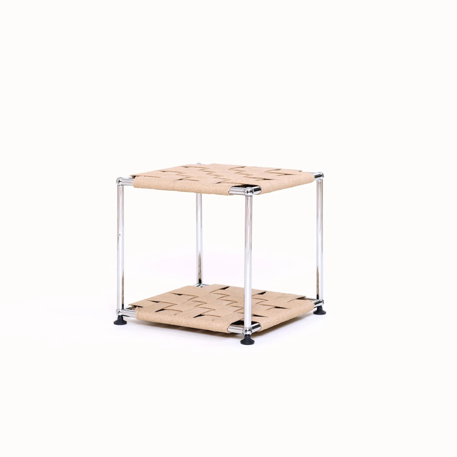 Exclusivités
Table d'appoint WS
Collection S'est tissé
Fruit d'une collaboration avec le designer industriel new-yorkais Henry Julier, Woven Structures est une collection d'objets qui intègre pour la première fois de la corde à papier danoise dans