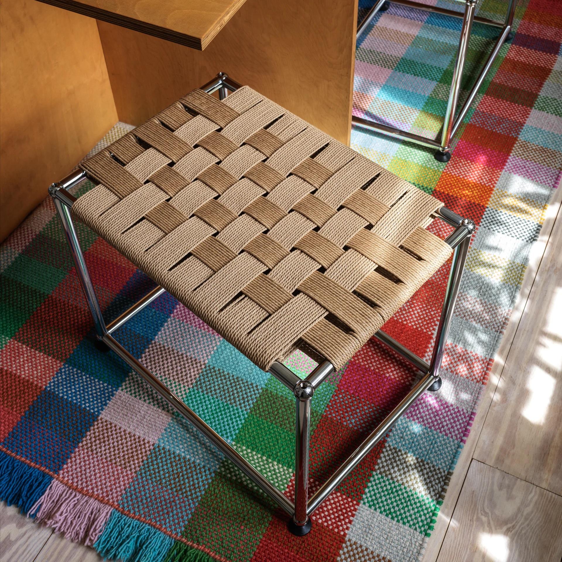 Exclusivités
Tabouret WS
Collection S'est tissé
Fruit d'une collaboration avec le designer industriel new-yorkais Henry Julier, Woven Structures est une collection d'objets qui intègre pour la première fois de la corde à papier danoise dans le