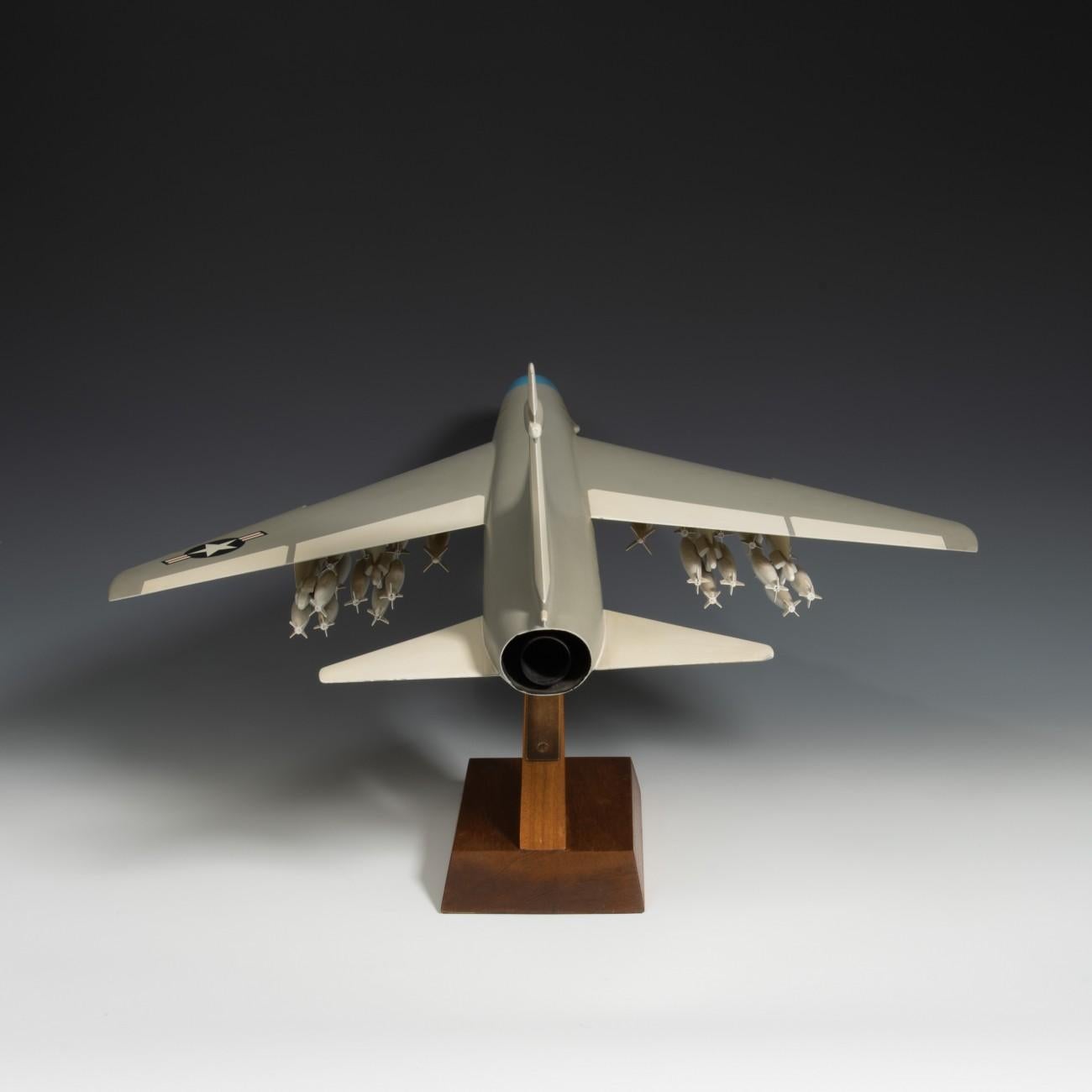 USN LTV A-7 Corsair II Modell „Fighter Jet Airplane“ (Ende des 20. Jahrhunderts) im Angebot