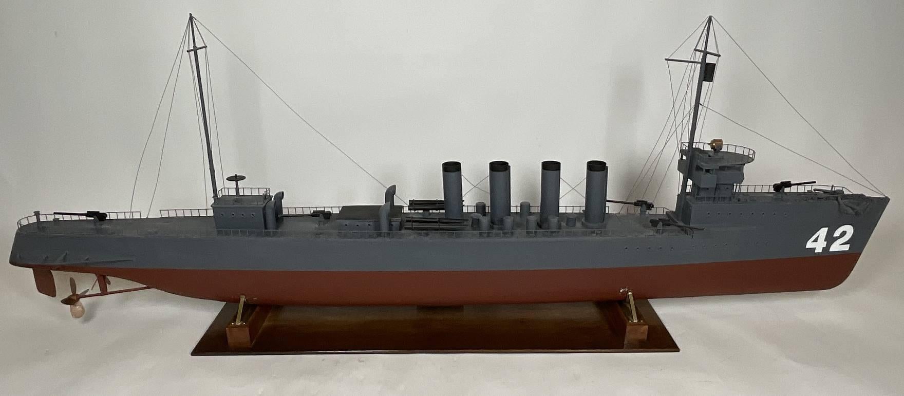 Modello di nave USS Jenkins & Jenkins con custodia In condizioni buone in vendita a Norwell, MA