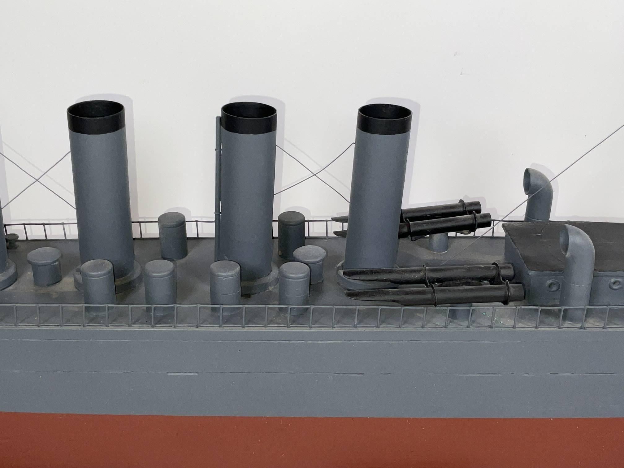 Modello di nave USS Jenkins & Jenkins con custodia in vendita 3