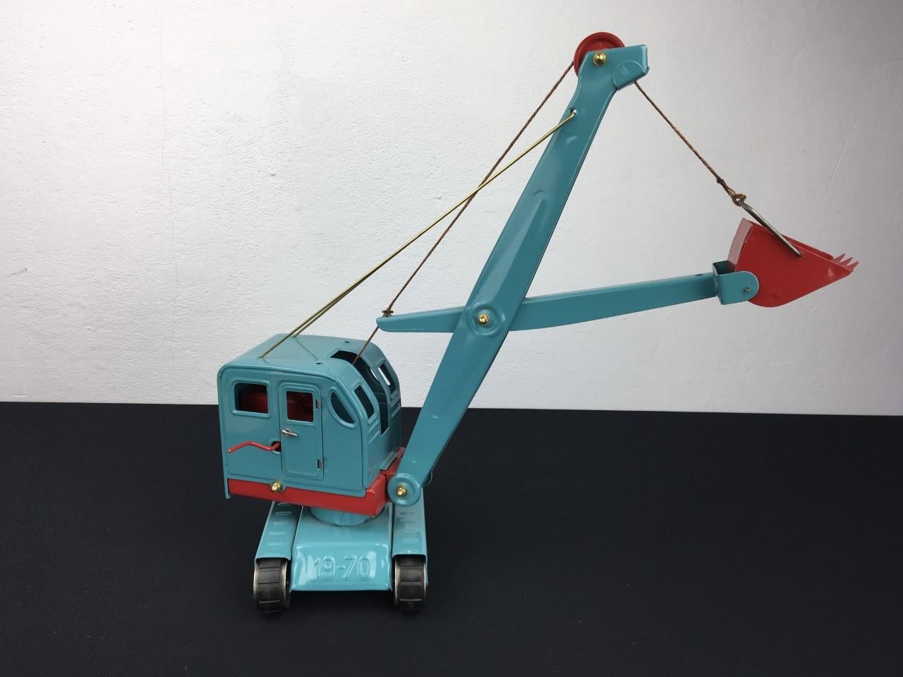 USSR Construction Excavator Toy, Pressed Steel, 1970 In Good Condition In Antwerp, BE