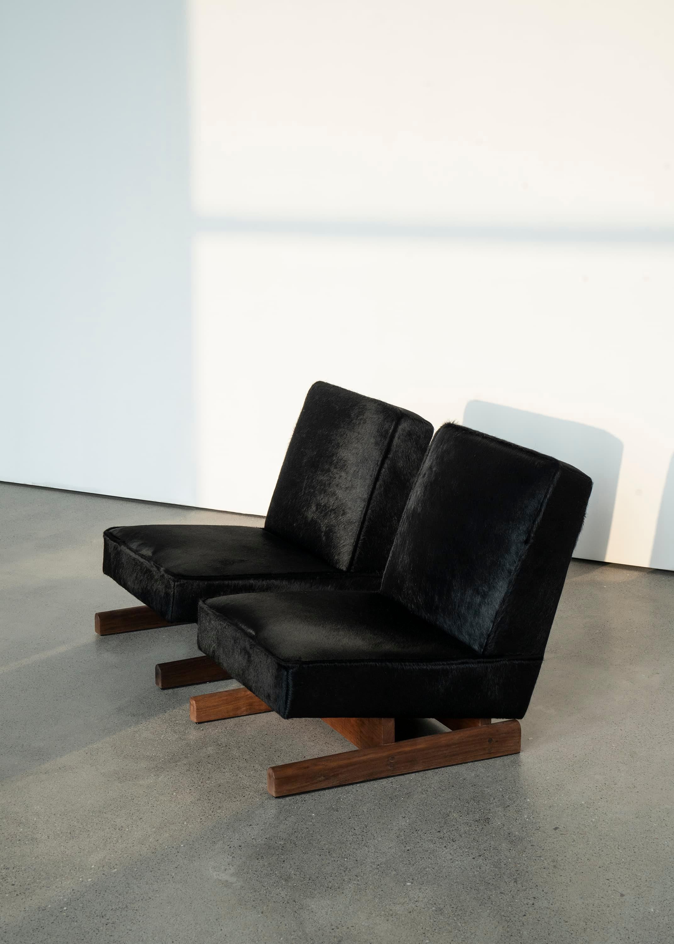 Ut 01 Cowhide and Walnut Sofa by Sing Chan In New Condition For Sale In Geneve, CH