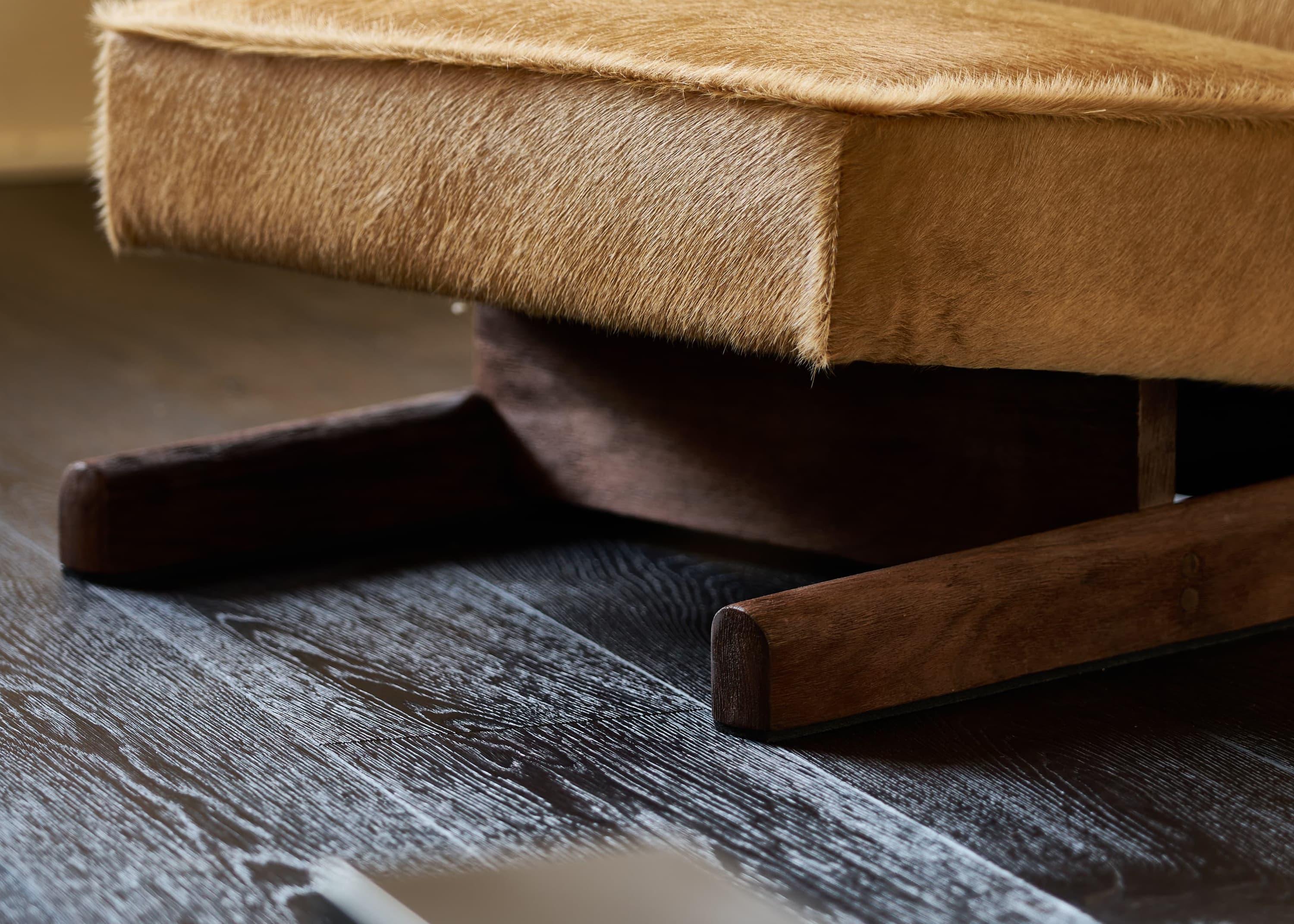 Ut 01 Cowhide and Walnut Sofa by Sing Chan In New Condition For Sale In Geneve, CH