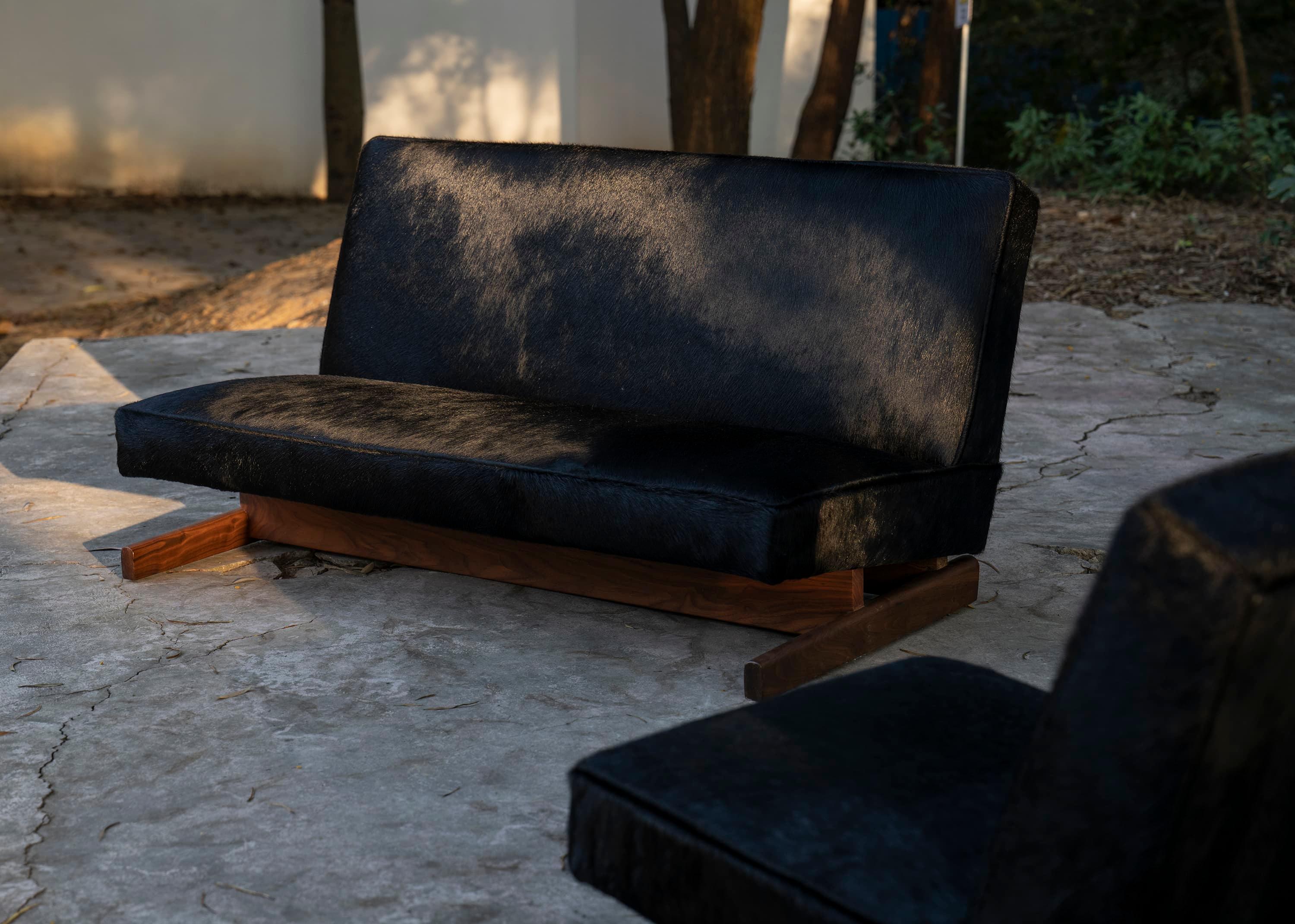 Ut 02 Cowhide and Walnut Sofa by Sing Chan In New Condition For Sale In Geneve, CH