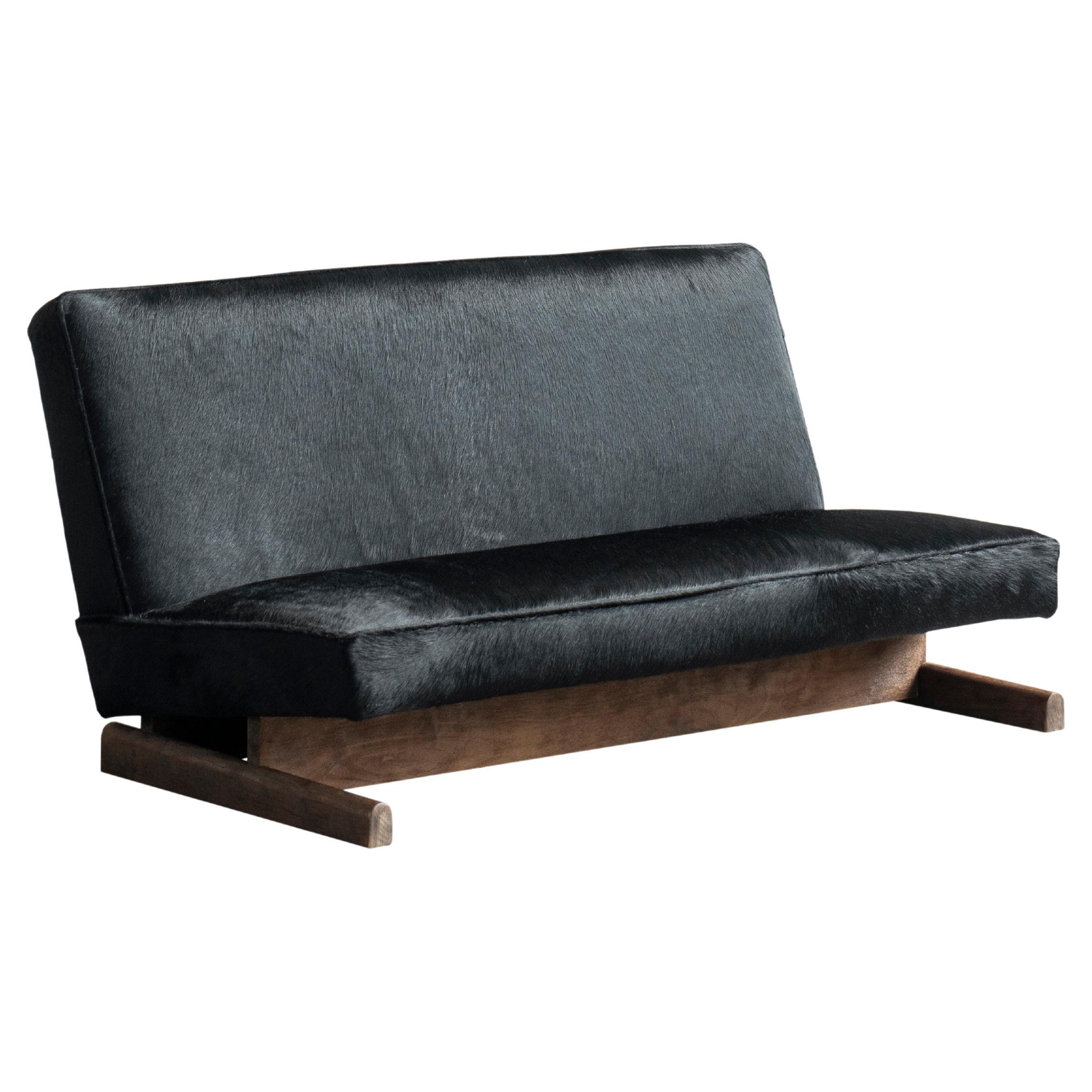 Ut 02 Divano in pelle di mucca e noce di Sing Chan