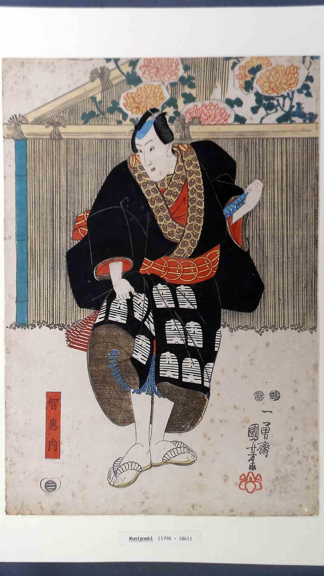 Attore teatrale con cappotto nero sul palco - xilografia di Utagawa Kunisada - XIX secolo - Print di Utagawa Kunisada III
