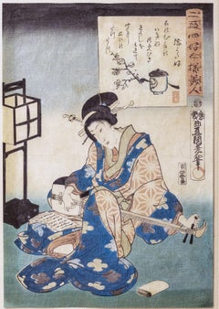 Donna in kimono blu che suona lo shamisen a corde, antica stampa woodblock giapponese