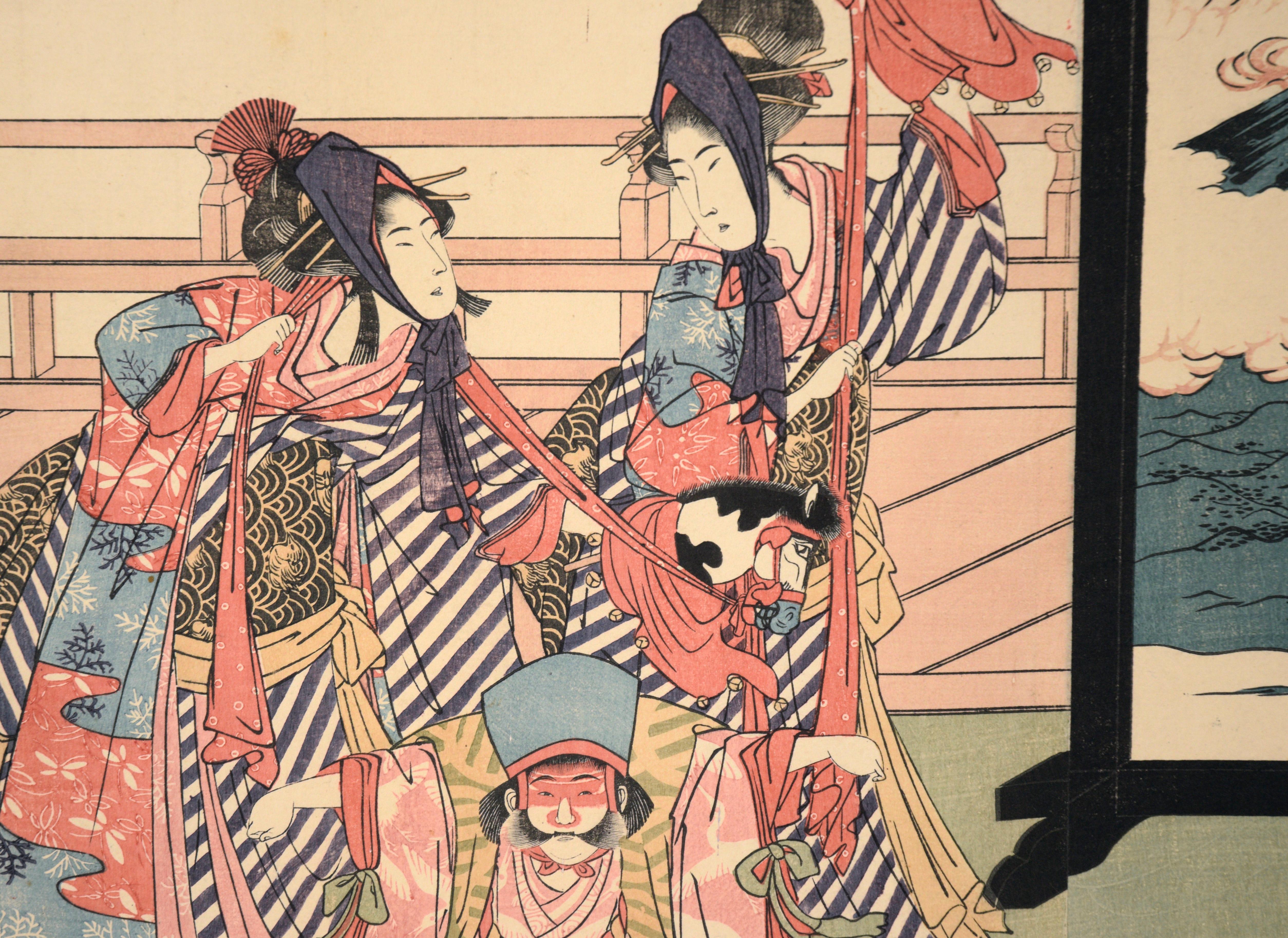 „Toy Horse Dance“ Japanisches Holzschnitt- Triptychon mit Beauties und Mt Fuji

Lebendiger dreiteiliger Farbholzschnitt von Utagawa Toyohiro (Japaner, 1773-1828). Hofdamen sehen zu, wie eine Gruppe einen Tanz mit einem Spielzeugpferd vorführt. Auf