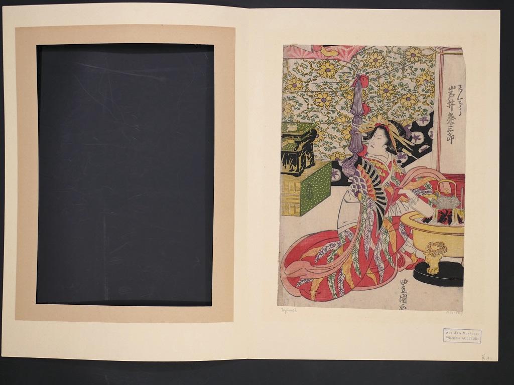 El ritual japonés del té es un impresionante ukiyo-e, una xilografía original sobre papel, realizada a mediados del siglo XIX por el gran maestro Utagawa Toyokuni II. (atr.).

Representa a una geisha arrodillada, vestida con un kimono precioso y