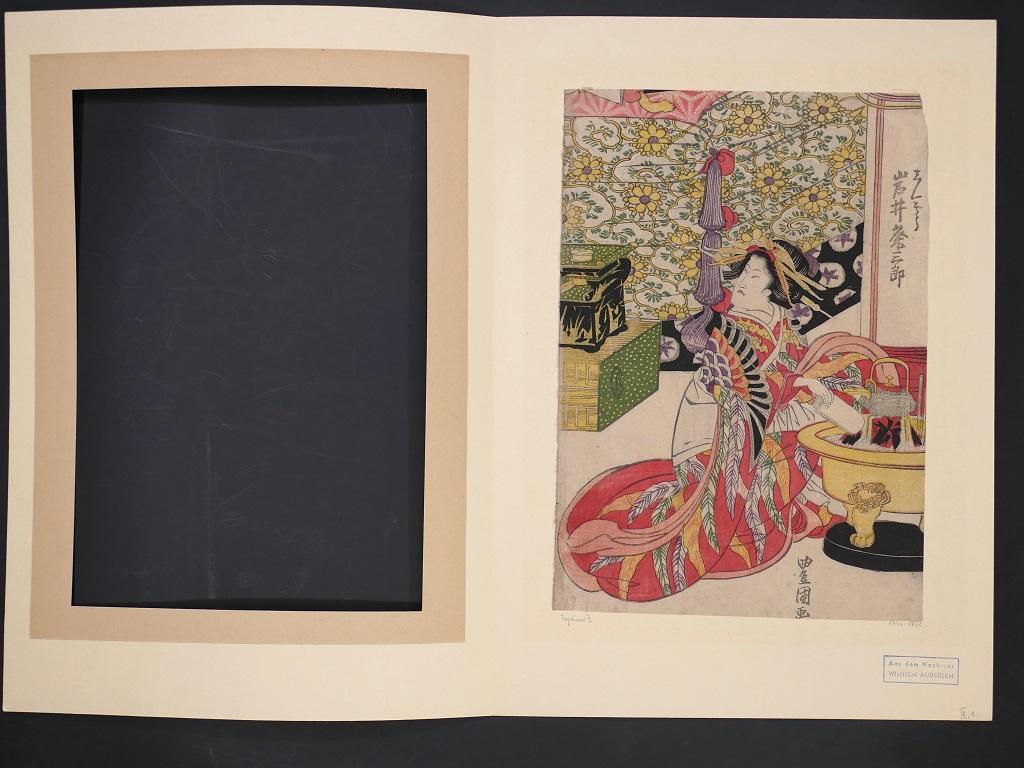 Le rituel du thé japonais est un ukiyo-e à couper le souffle, une gravure sur bois originale sur papier, réalisée à la moitié du XIXe siècle par le grand maître Utagawa Toyokuni II. (attr.).

Représentant une geisha agenouillée, vêtue d'un kimono