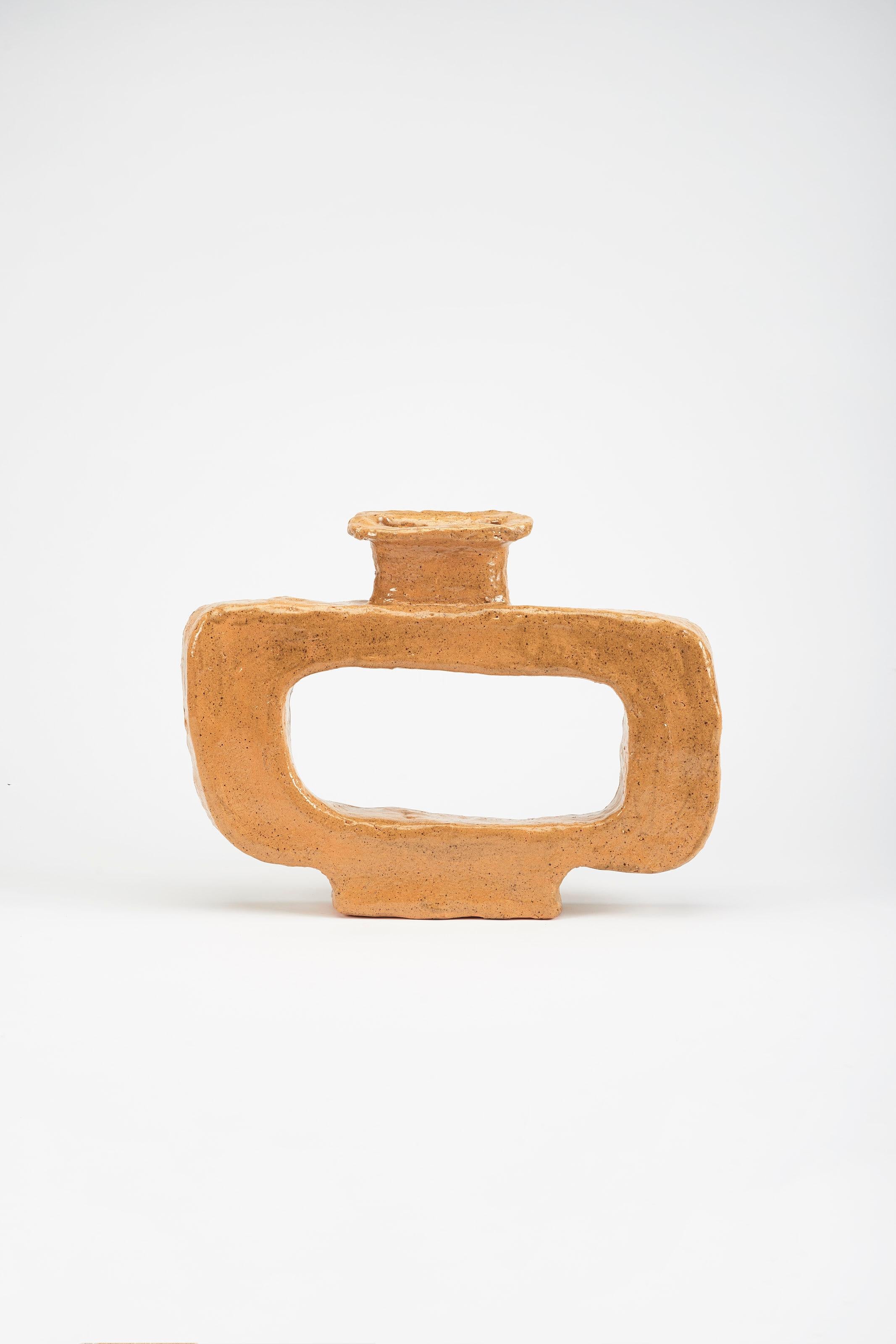 Utar-Vase von Willem Van Hooff
Abmessungen: B 35 x T 10 x H 28 cm (Die Maße können variieren, da es sich um handgefertigte Stücke handelt, die leichte Größenabweichungen aufweisen können)
MATERIAL: Glasierte Keramik.

Der Kern besteht aus einer