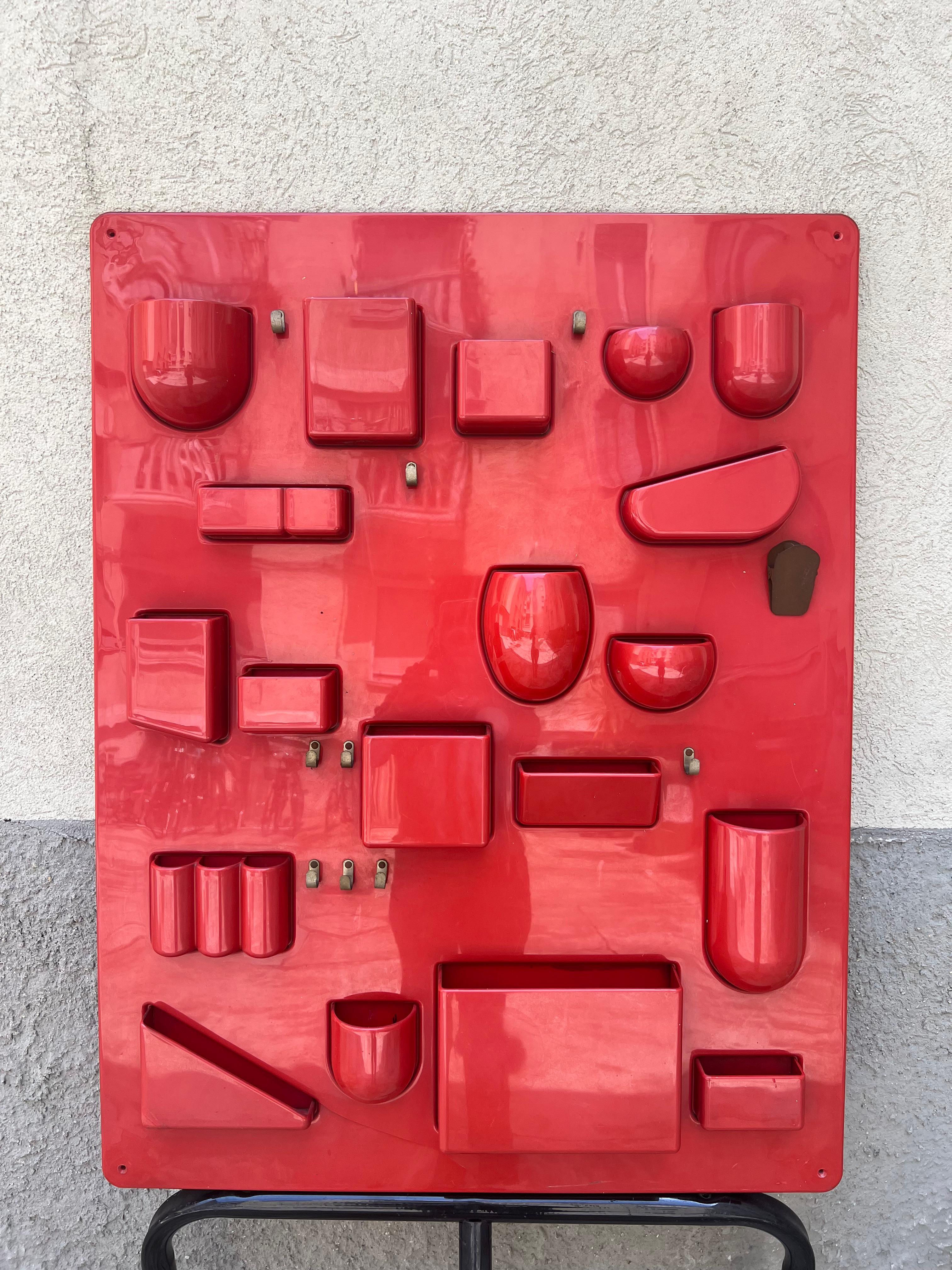 
Questo iconico pannello contenitore Uten.Silo, disegnato da Ingo Maurer e Dorothee Becker (moglie di Maurer) nel 1969, è un perfetto esempio di design funzionale e ironico del secondo dopoguerra. Realizzato in ABS plastico rosso brillante, è dotato