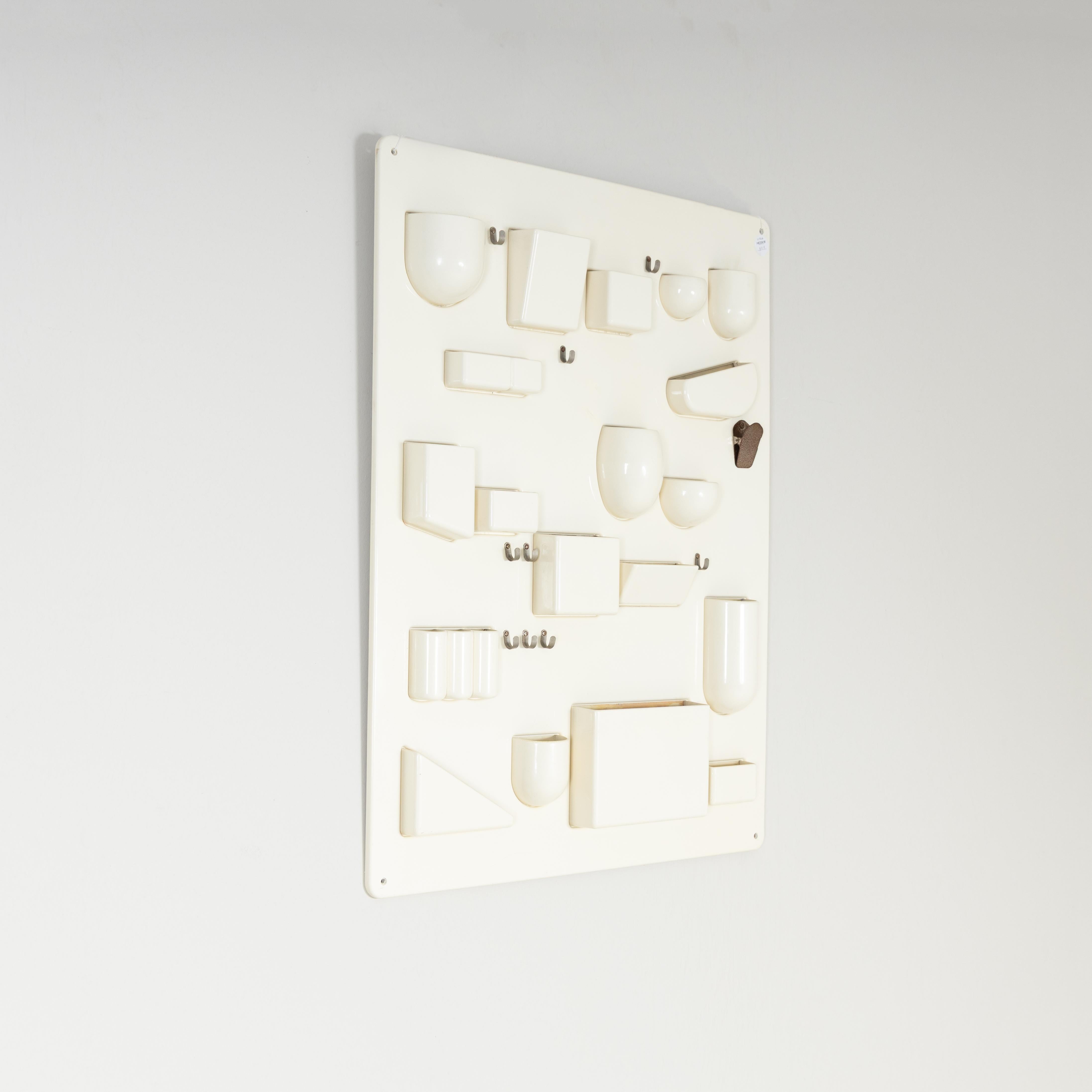 L’iconico Uten.Silo, progettato da Dorothee Becker nel 1969 e prodotto da Vitra. Questo innovativo sistema di stoccaggio a parete è realizzato in plastica ABS bianca di alta qualità, combinando estetica moderna e funzionalità pratica. L’Uten.Silo è