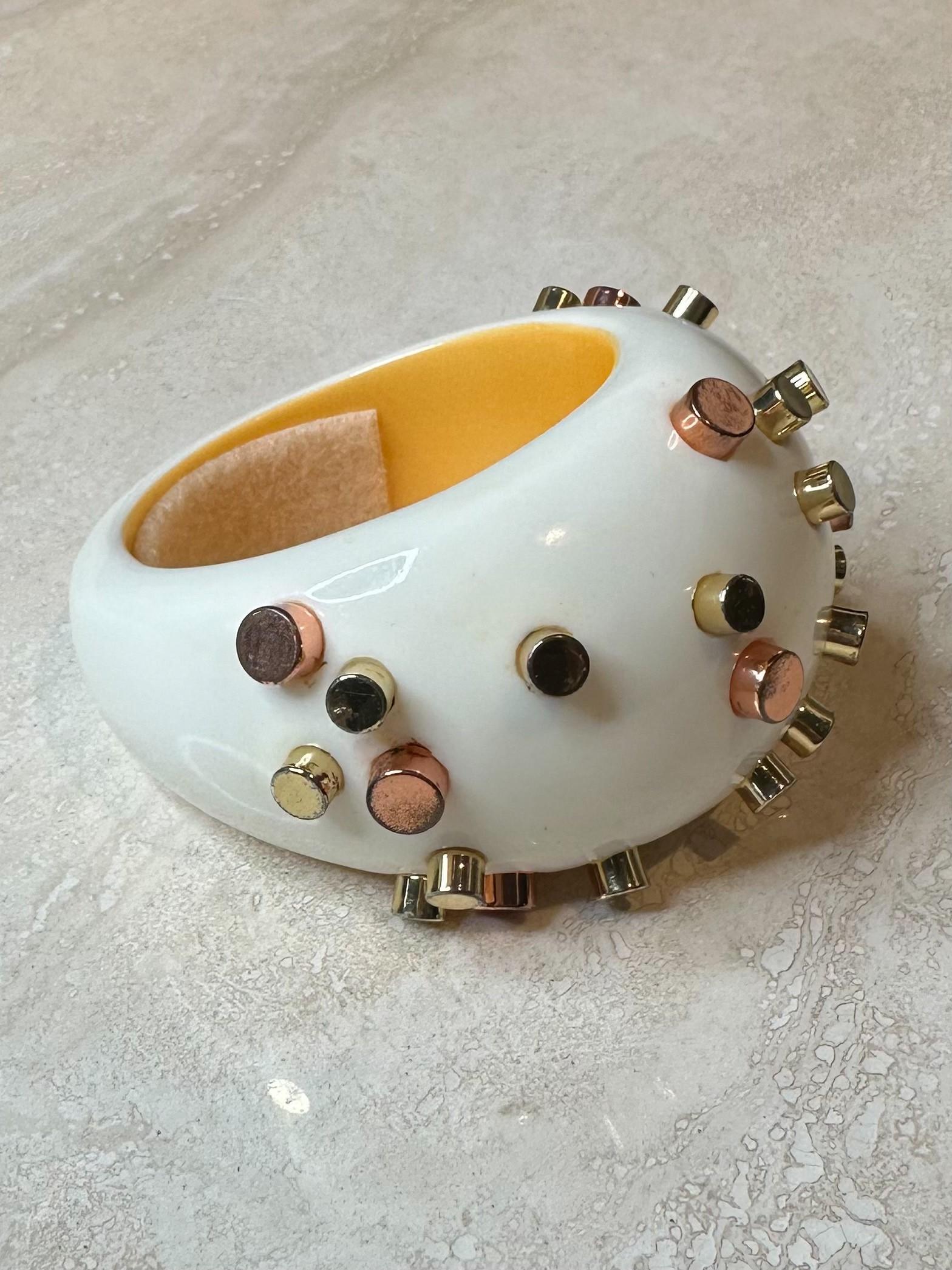 The Uterque Abstract Bangle is a bold and artistic piece of jewelry that combines sculptural elements with modern design to create a striking accessory. With its minimalist elegance and abstract shapes, the bangle is both versatile and