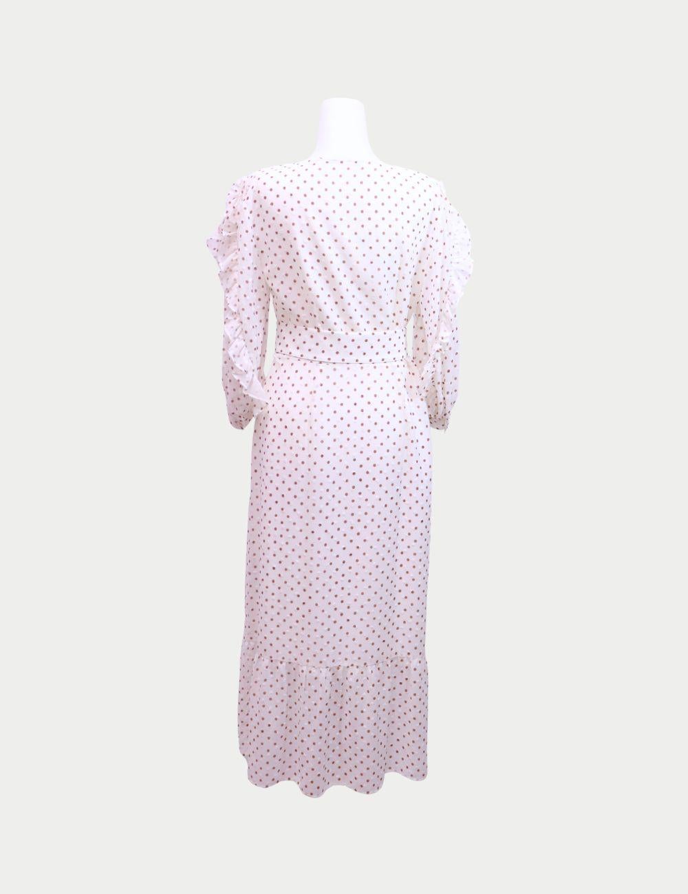 Uterqüe Weißes gepunktetes Midikleid mit gerüschten Ärmeln und Taillengürtel

Zeitlose Weiblichkeit mit diesem mühelos schicken Midikleid von Uterqüe. Dieses weiße Kleid aus luftigem, leichtem Stoff ist mit einem weichen braunen Polka-Dot-Print