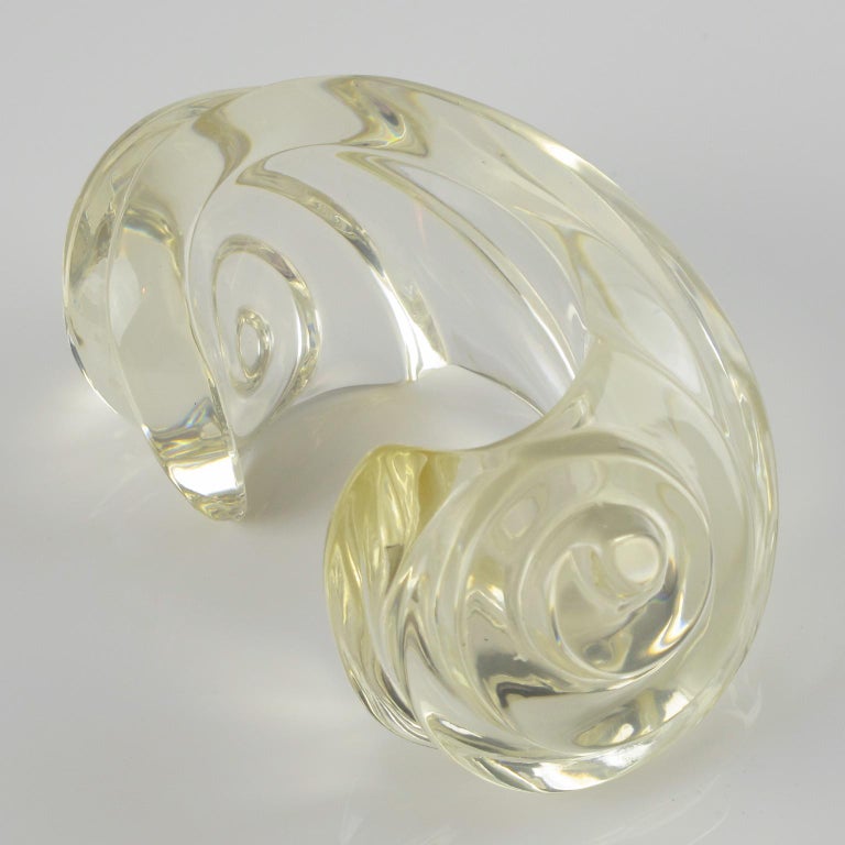Uterque Oversized Carved Clear Lucite Resin Cuff Bracelet In Excellent Condition For Sale In Atlanta, GA
