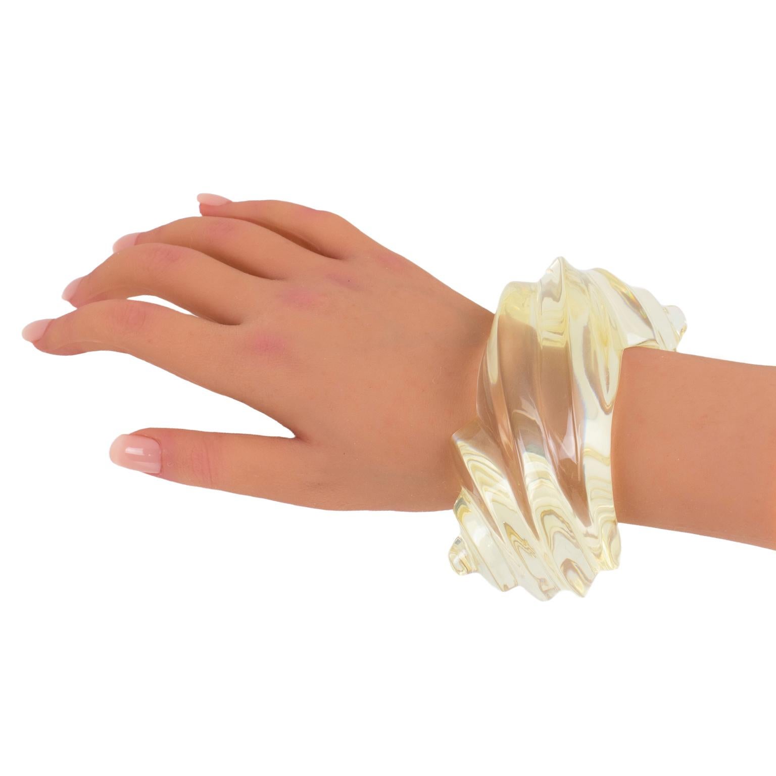 Uterque Bracelet manchette surdimensionné en résine de Lucite transparente sculptée 5
