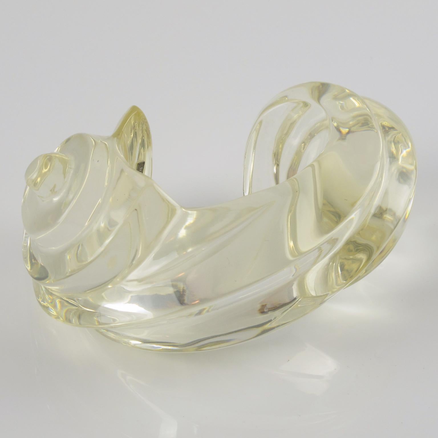 Le créateur de mode espagnol Uterque a conçu ce spectaculaire bracelet manchette en Lucite ou en résine transparente. Le design sculptural et audacieux présente une forme torsadée profondément sculptée à la main avec des tourbillons. Le bracelet est