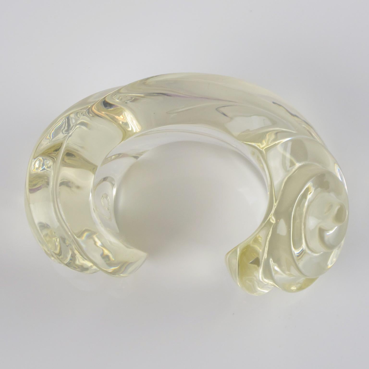 Uterque Bracelet manchette surdimensionné en résine de Lucite transparente sculptée 1