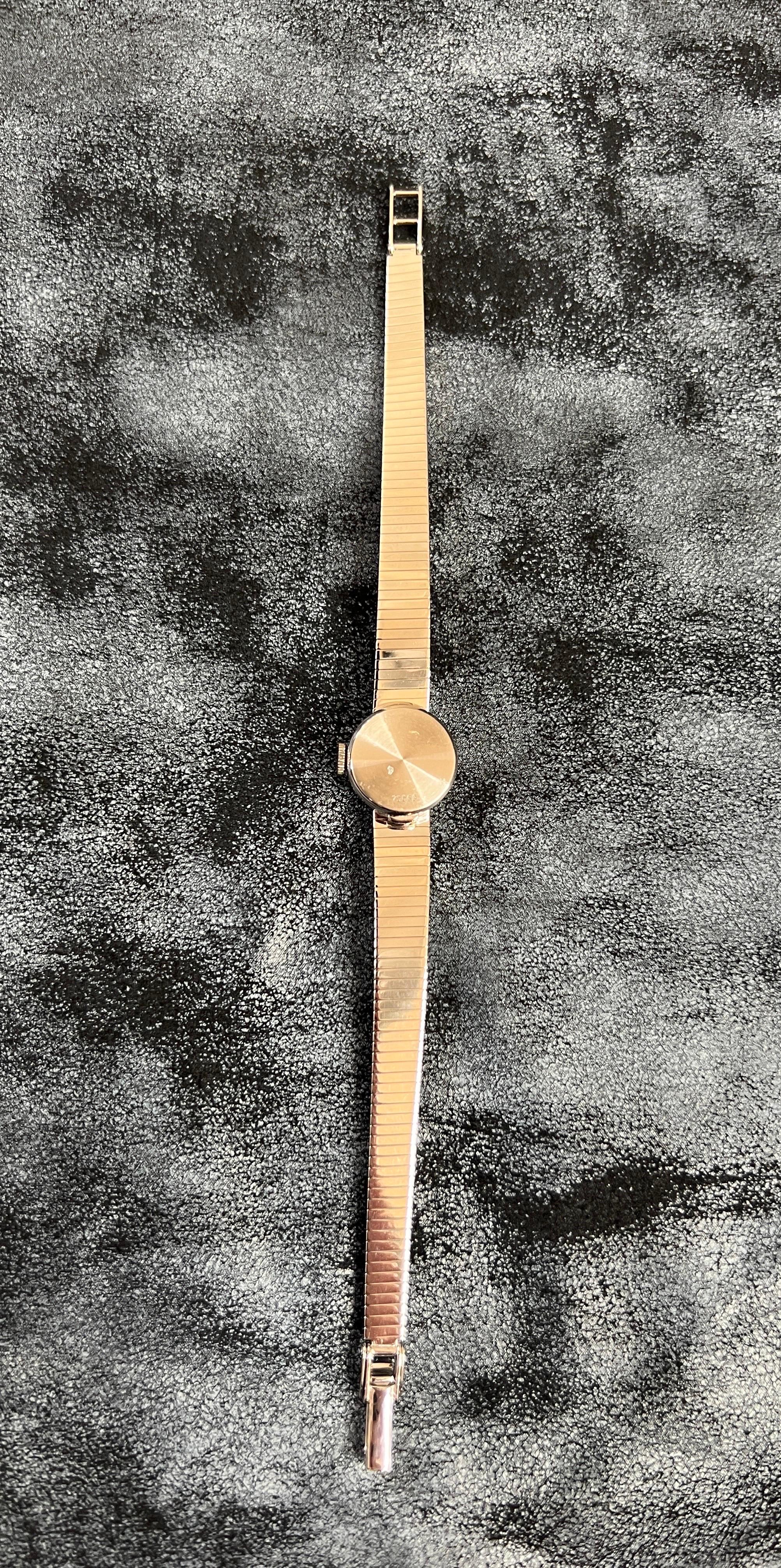 UT1 Vintage Damenuhr mit weißem Zifferblatt aus Weißgold 18 Karat im Angebot 1
