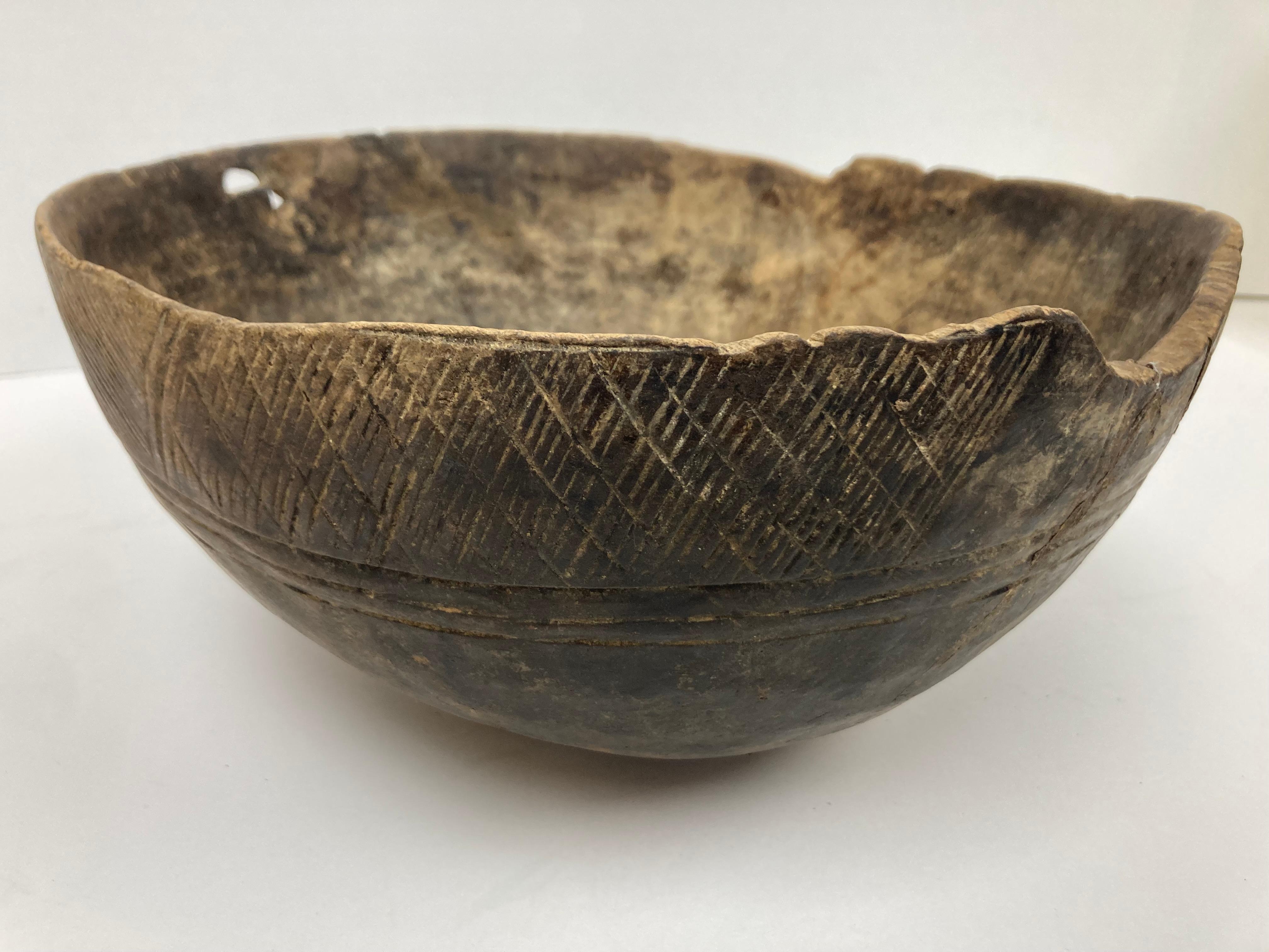 Tribale Ciotola utilitaria in legno africano inciso in vendita