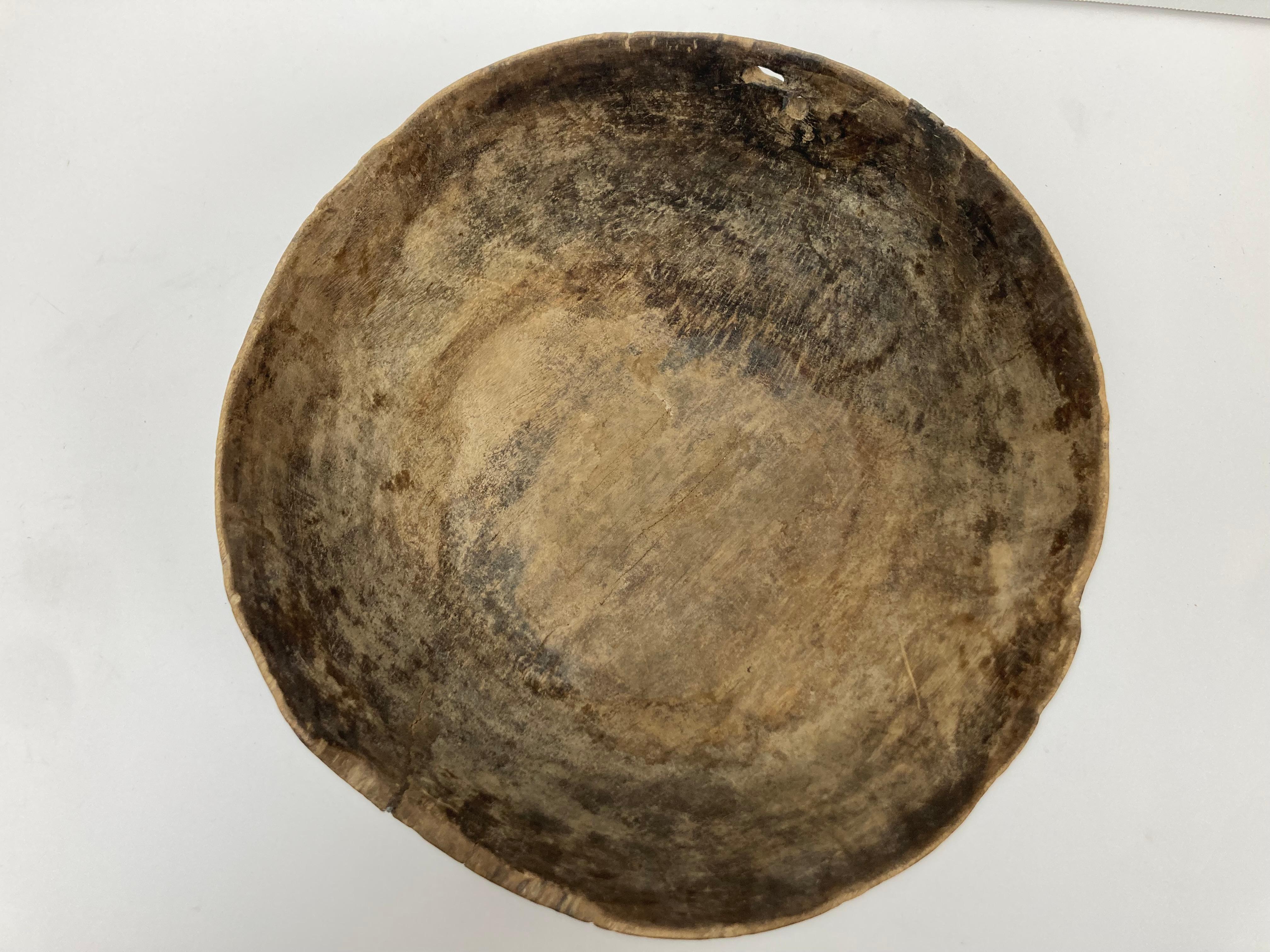 Ciotola utilitaria in legno africano inciso In condizioni deteriorate in vendita a Bridgeport, CT