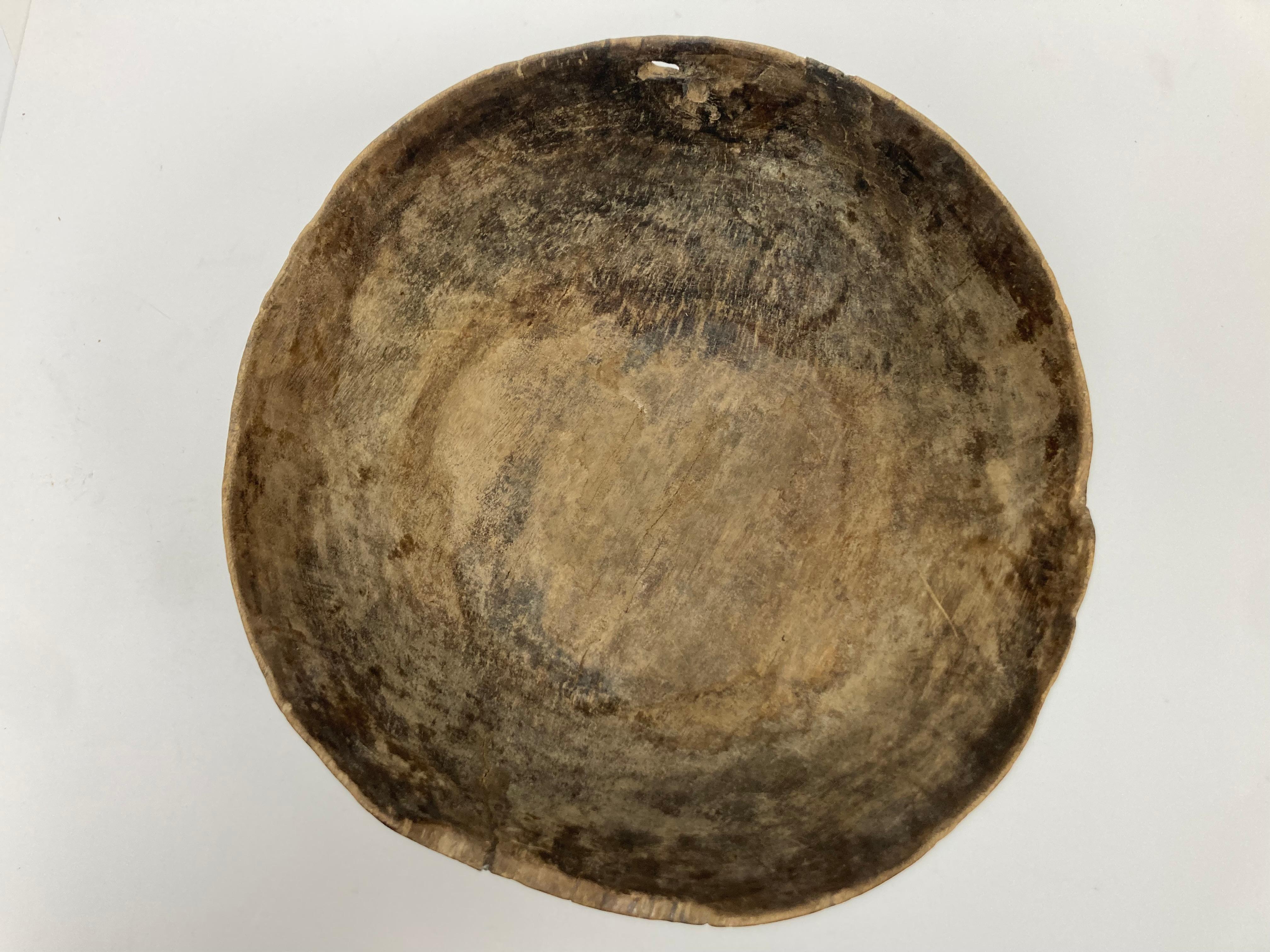 Legno Ciotola utilitaria in legno africano inciso in vendita