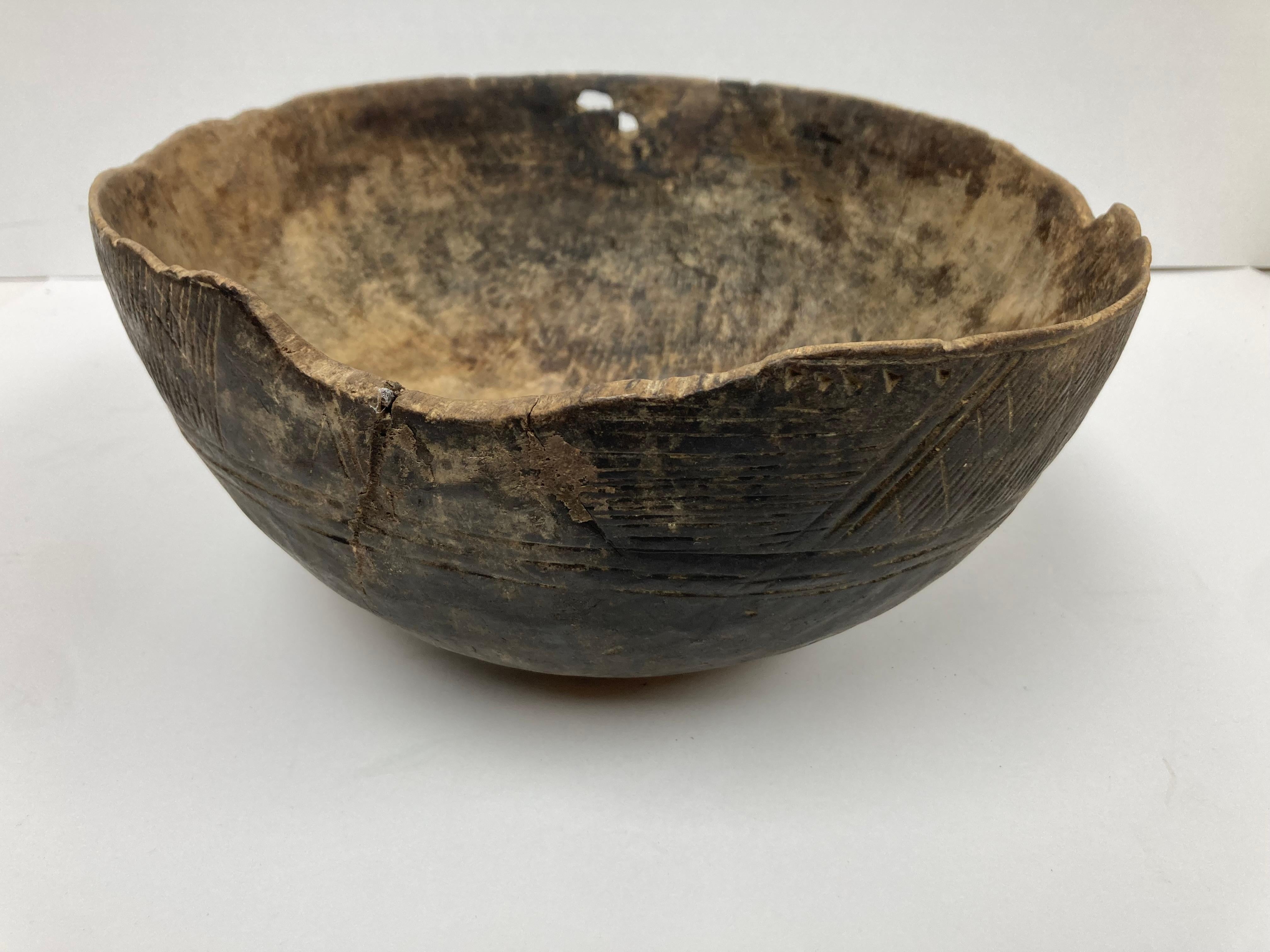 Ciotola utilitaria in legno africano inciso in vendita 1