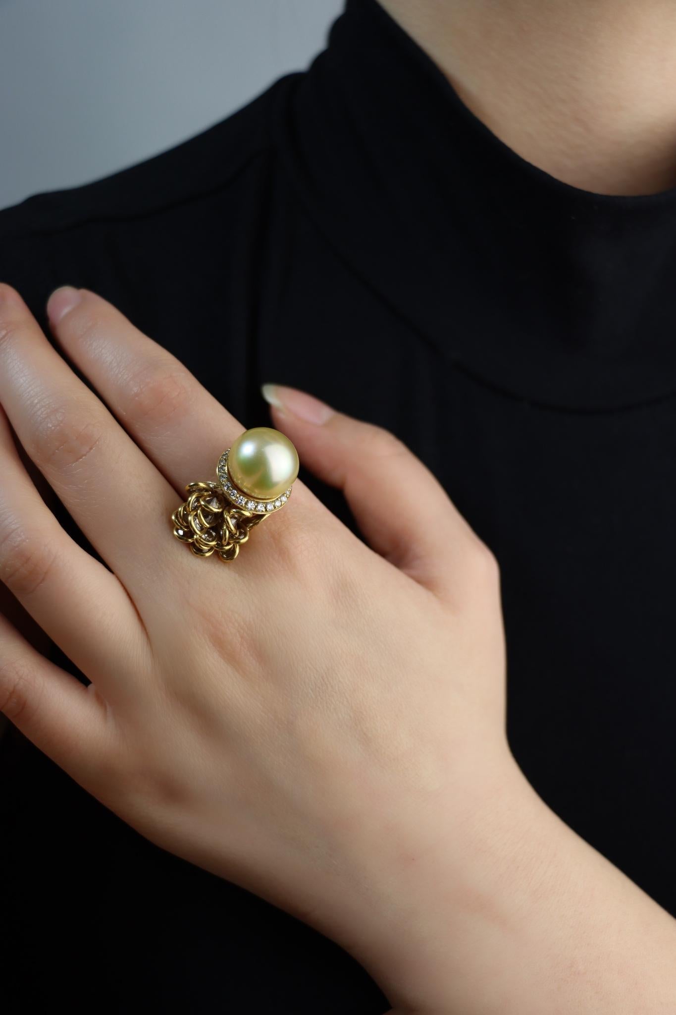 Utopia 18K Gold Diamant Perlen Cocktail Ring
Utopia Jewels 18K Gelbgold Großer Cocktailring mit echtem Diamant und großer runder Südseeperle

Markiert:
UTOPIA
750

Ungefähre Abmessungen: 
7 (Ringgröße) 
1,5 cm (Breite)
13,61 mm (Perle)
15,4 Gramm