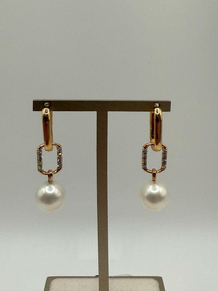 The Utopia 18kt Rose Gold Earrings are an exquisite blend of elegance, sophistication, and timeless beauty. Crafted from premium 18kt rose gold, these earrings exude a soft, romantic glow that beautifully complements the rich luster of the South Sea
