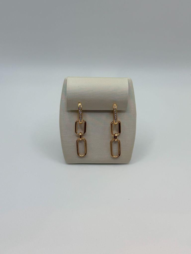 The Utopia Aurum 18kt Rose Gold Earrings are a refined and sophisticated pair that beautifully combine modern luxury with classic elegance. Crafted from high-quality 18kt rose gold, the earrings feature a warm, pinkish glow that enhances their